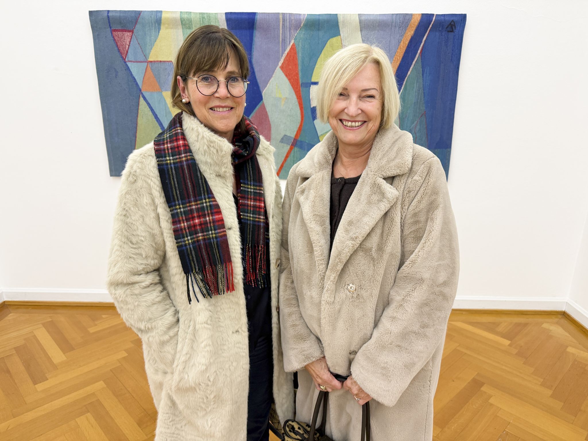 Edith Hefel und Monika Feurstein besuchten die Ausstellung