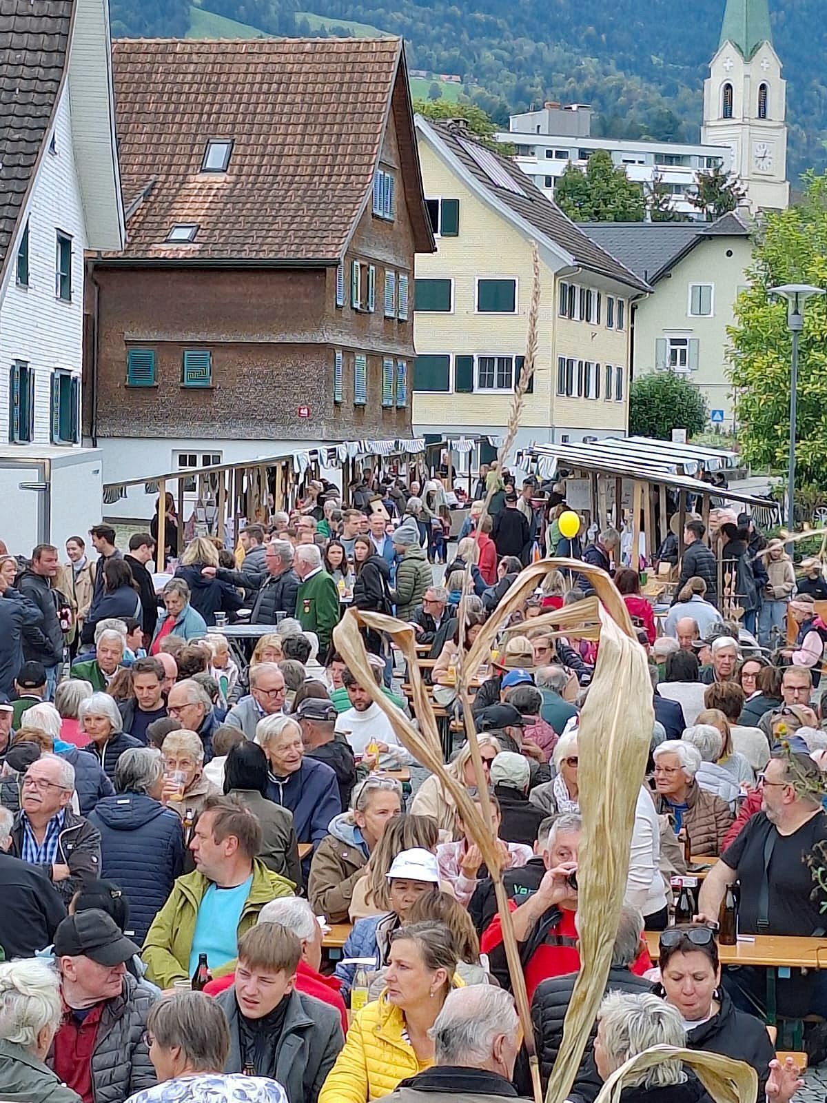 Der Platz rund um den Hatler Brunnen wurde zum gesellschaftlichen Treffpunkt.