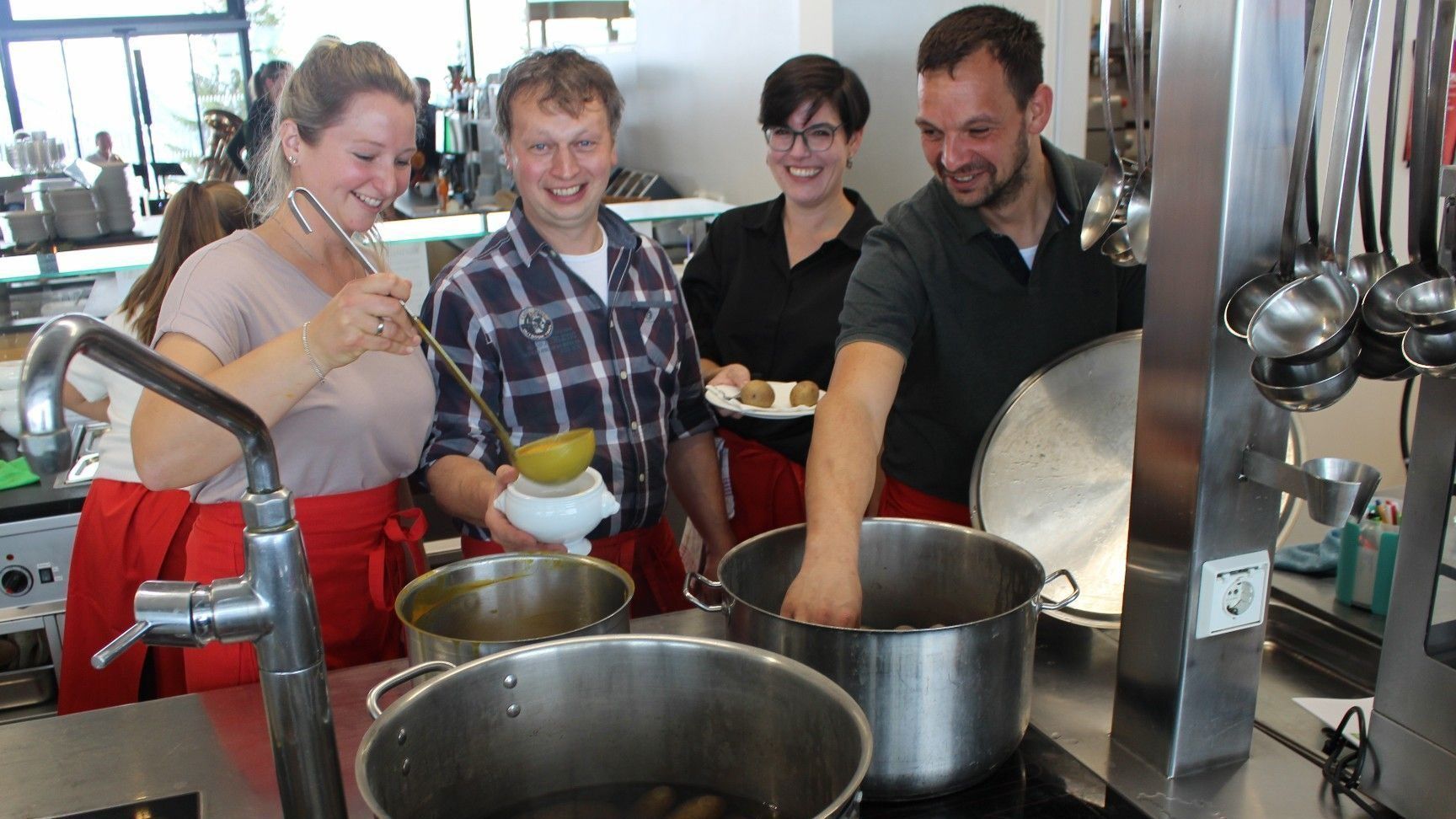 Einfache Speisen wie Suppen oder das Bauernbuffet mit Gsottone Grumpora sind seit mehr als zehn Jahren das „Markenzeichen“  der Benefizaktion auf Baumgarten.   