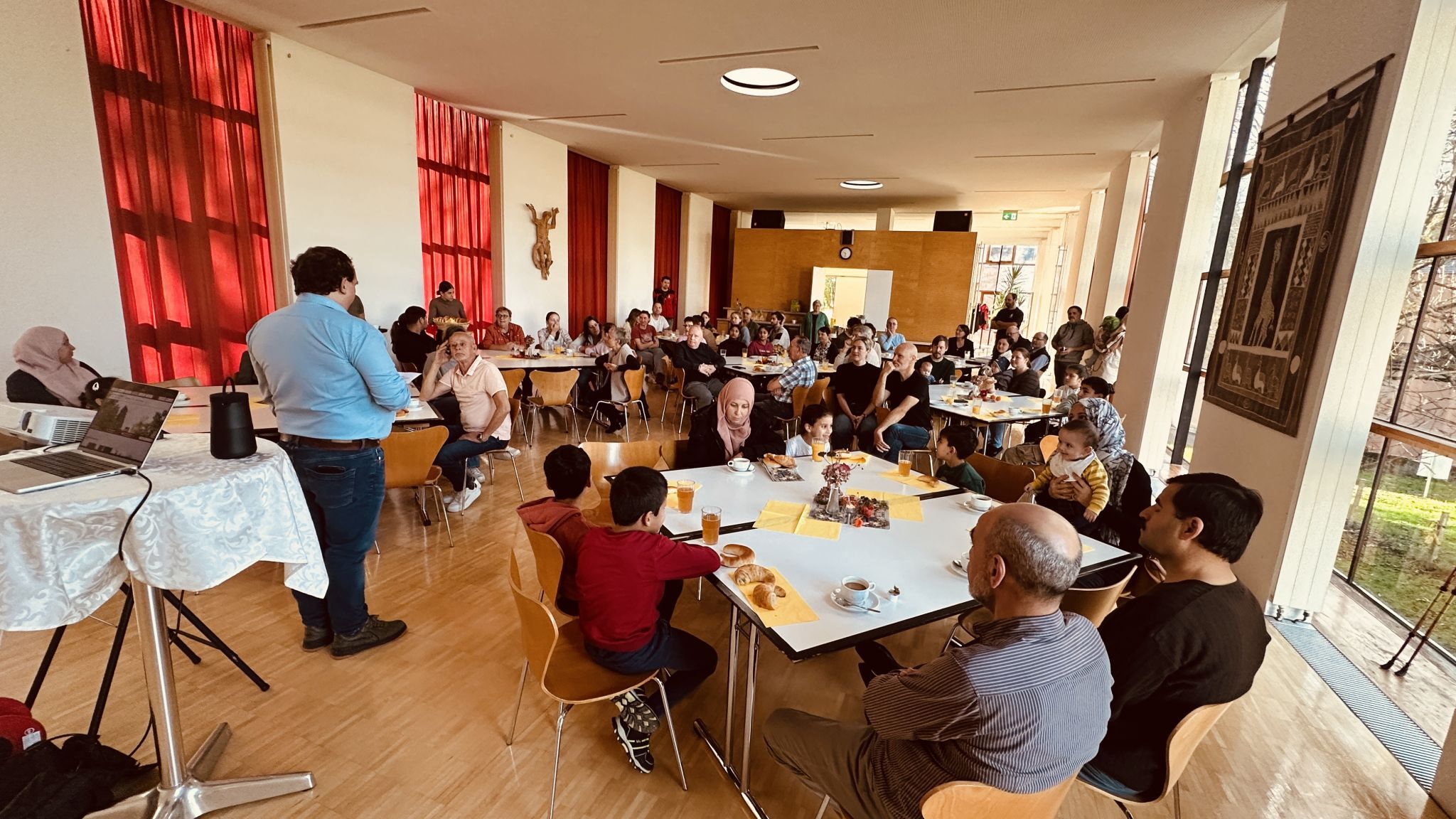 Bürgermeister Andreas Dobler begrüßte die neuen Satteinser:innen persönlich.