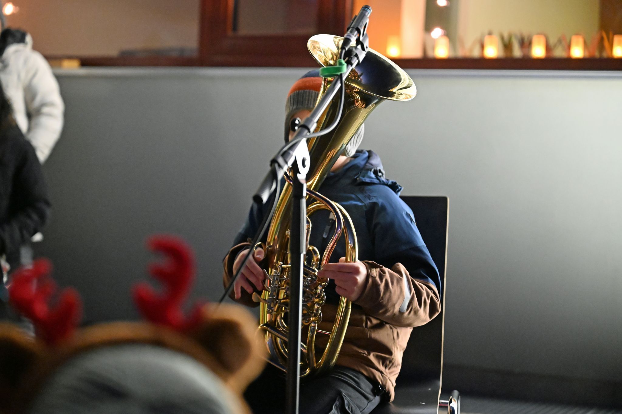 Laurenz spielte „Schneeflöckchen, Weißröckchen“ auf dem Tenorhorn.