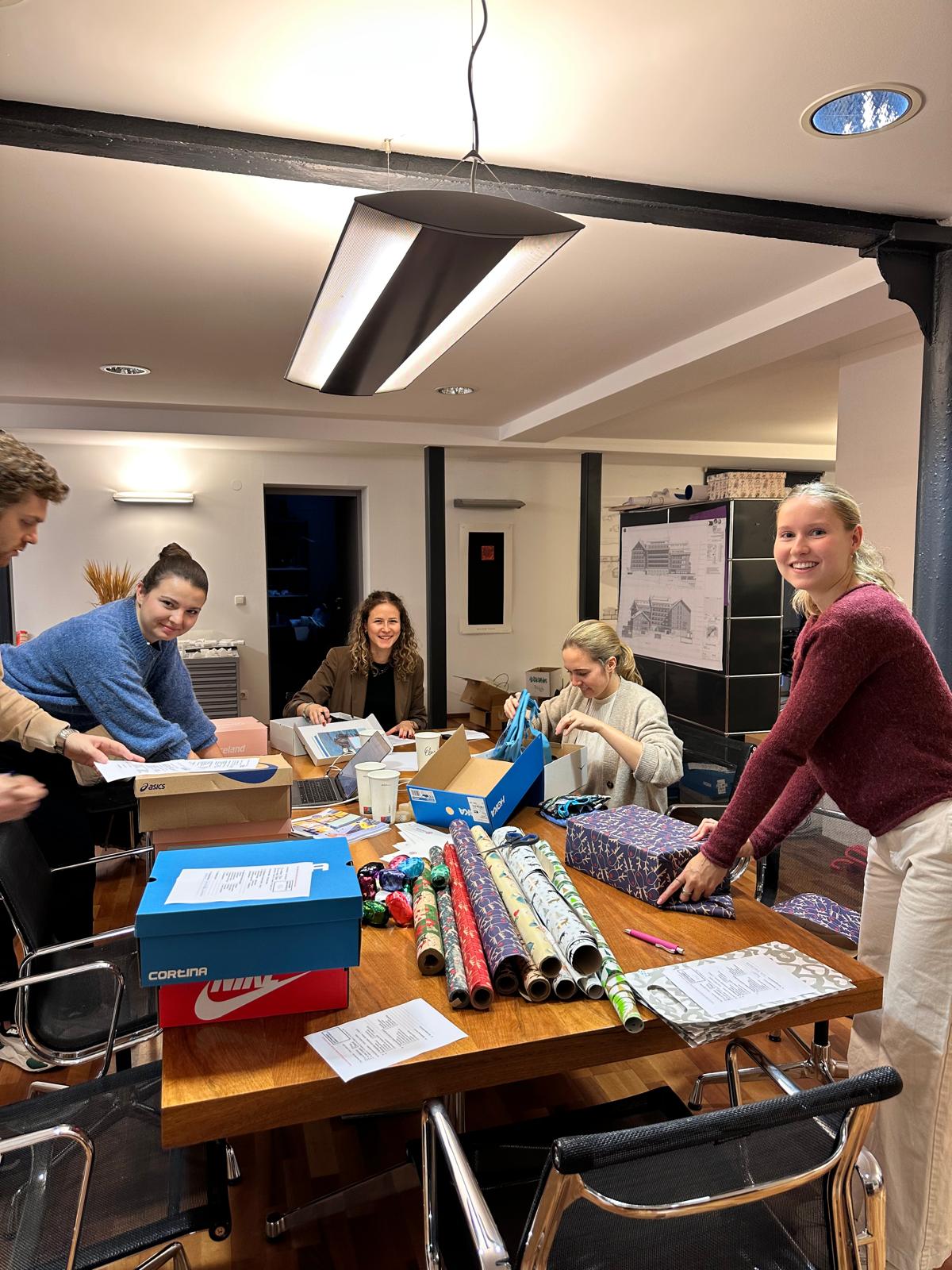 Den ganzen Nachmittag lang packten die Mitglieder des Rotaract Club Vorarlbergs die Geschenkboxen. (Foto: RAC Vorarlberg)