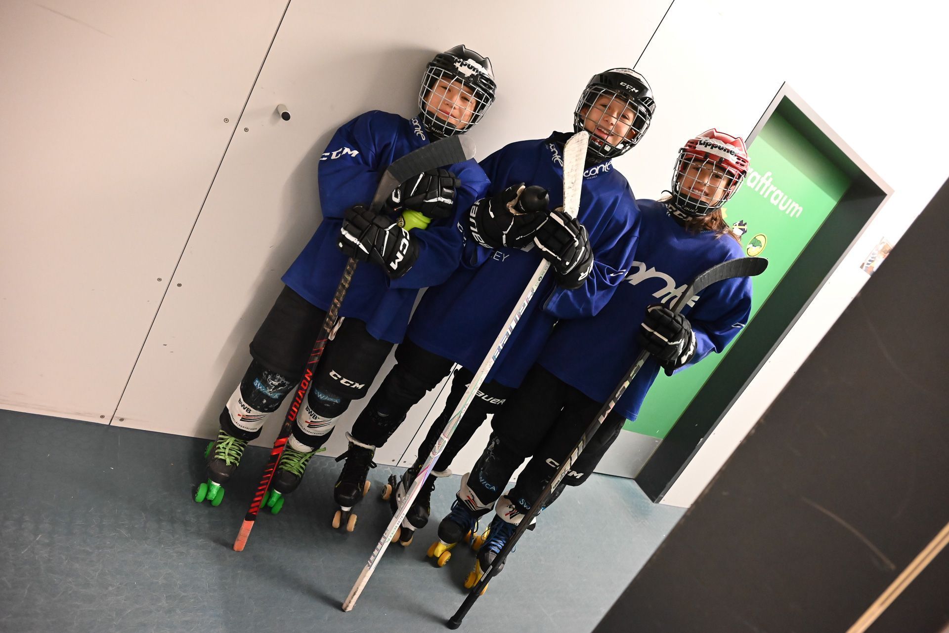 Einige Kinder aus der Schweiz kommen in kompletter Montur in der Rheinhalle an. Sie haben sogar schon ihre Schlittschuhe zu Hause angezogen.