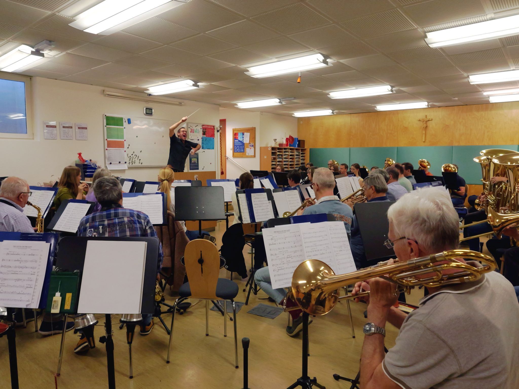 Ein Klangfeuerwerk kündigt sich an: Der Musikverein Gisingen beim Feinschliff für das Programm im Montforthaus.