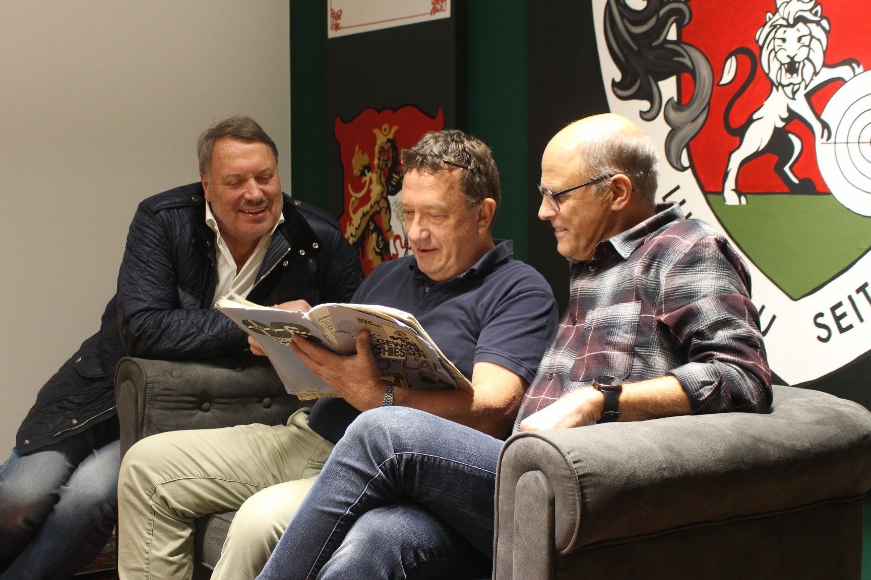 Jahrelang matchten sie sich in den 1970-er und 1980-er Jahren bei unzähligen Wettkämpfen auf Weltklasseniveau, heute tragen sie im Vorstand ihrer Schützengilde Lustenau Verantwortung: Heinz, Walter und Günter Hagen (v. l.), bei denen beim Blättern in „Archiv-Heften“ mit unzähligen VN-Berichten nostalgische Erinnerungen wach werden.