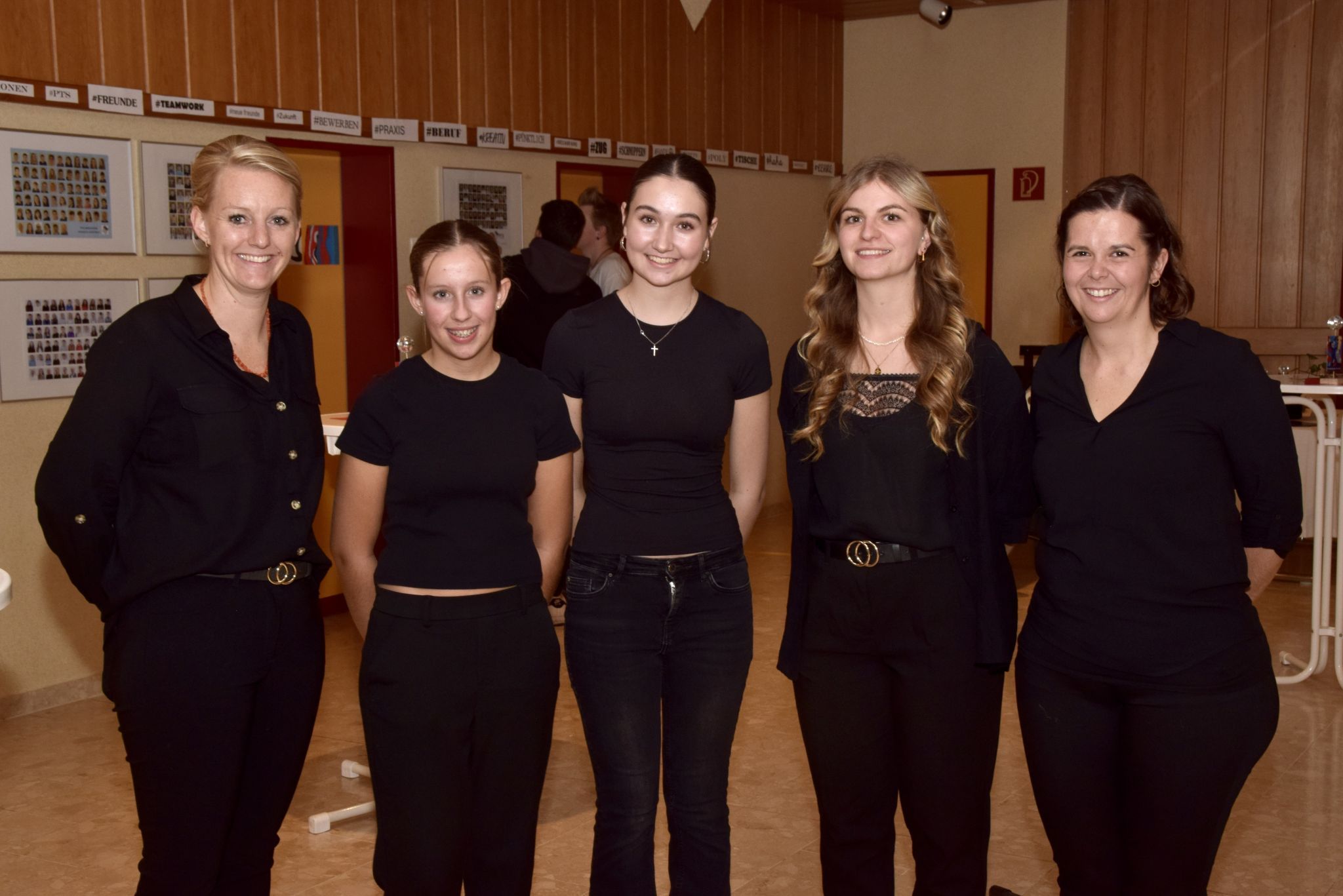 Marketenderinnen der Trachtenkapelle Gantschier: Melanie Wachter, Leonie Mathis, Clara Battlogg, Michelle Mangeng, und Christina Brugger am ersten Konzertabend.