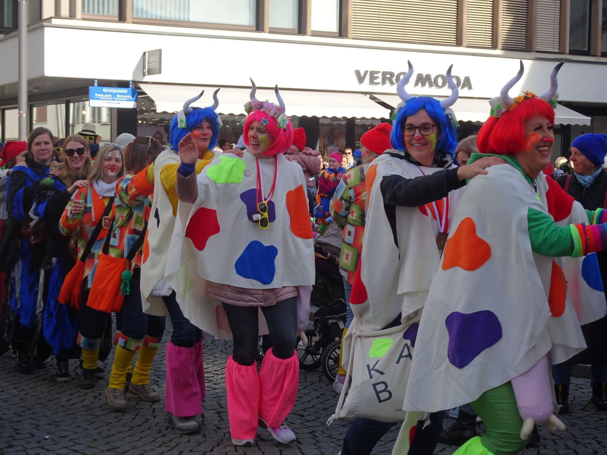 Eine Polonaise führte über den Marktplatz Richtung Kulturhaus. 