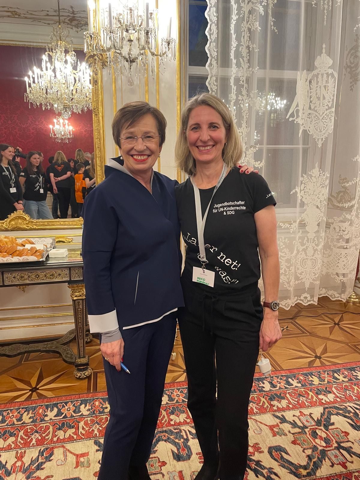 Leiterin der Jugendbotschafter*innen Nicole Kantner gemeinsam mit Doris Schmidauer.