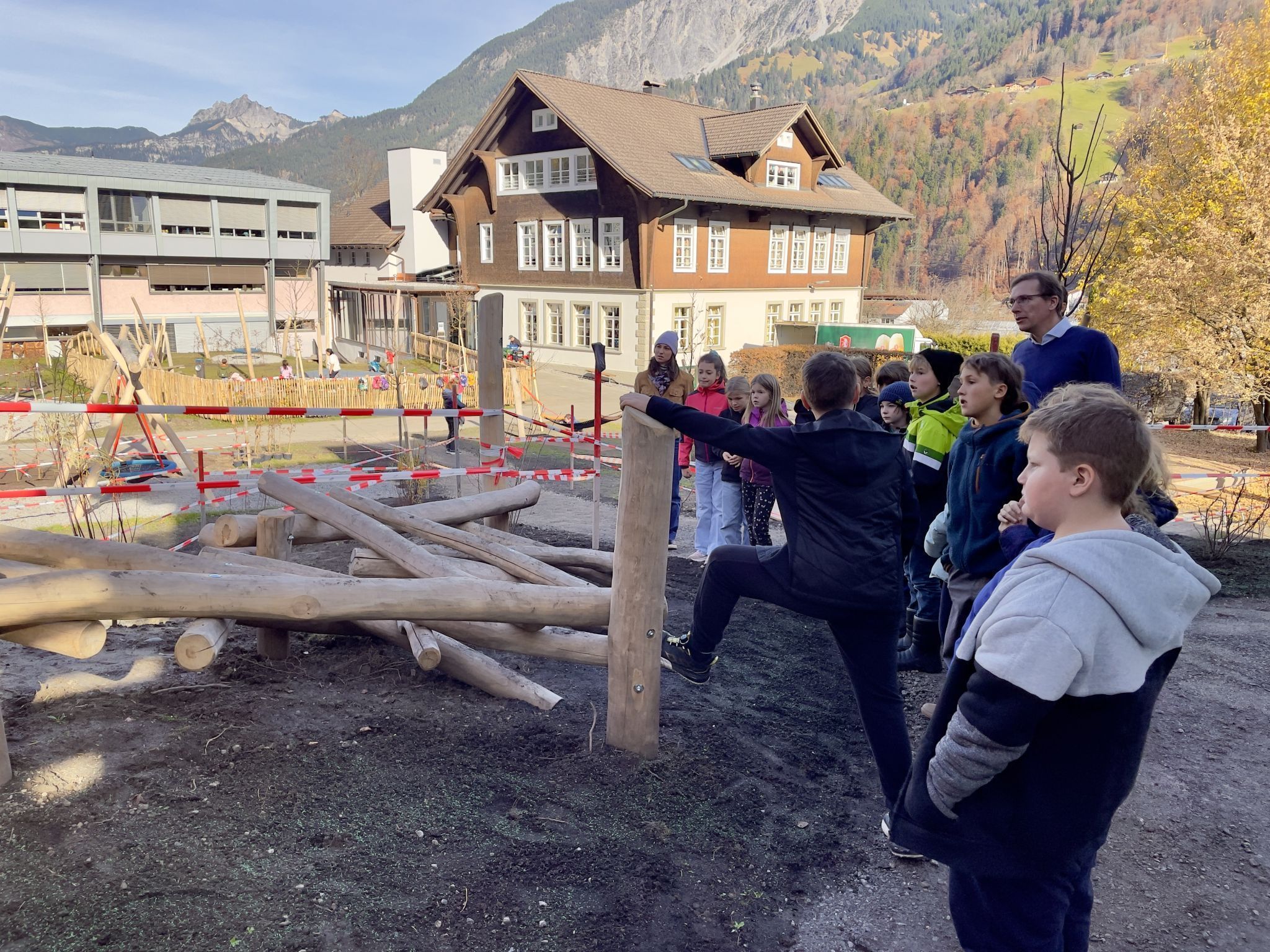 Bürgermeister Florian Küng zeigt den Kindern, dass ihre Wünsche in die Planung und Umsetzung eingeflossen sind.