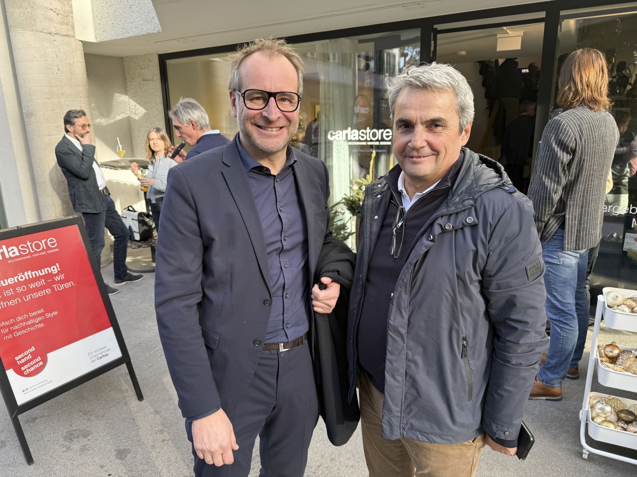 Vize Bgm. Alexander Juen und GF Marco Fehr (IKS) vor dem neuen Store 