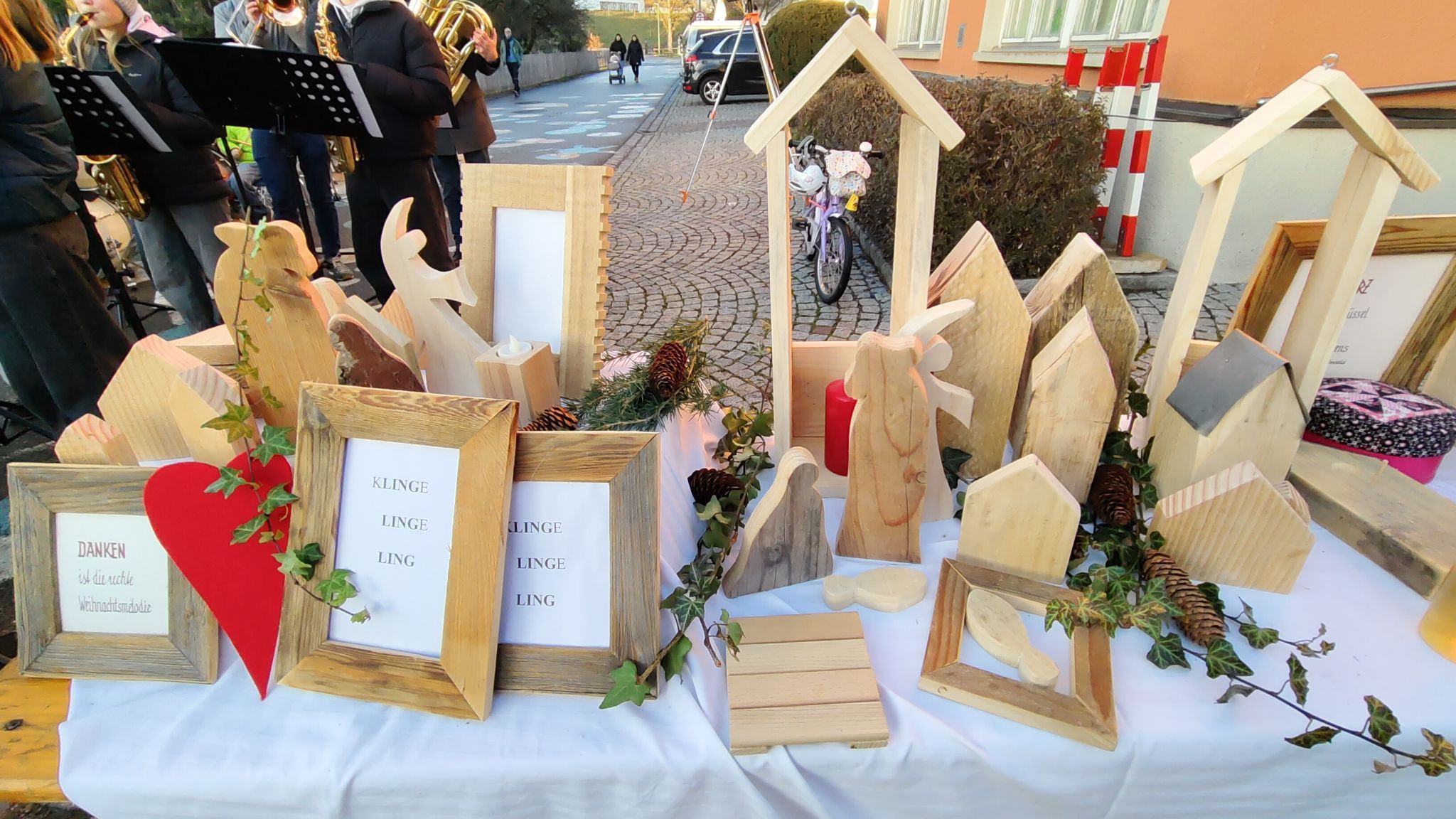 Dekoration mit Herz: Holz- und Gipsfiguren bringen festlichen Zauber in die Stuben.