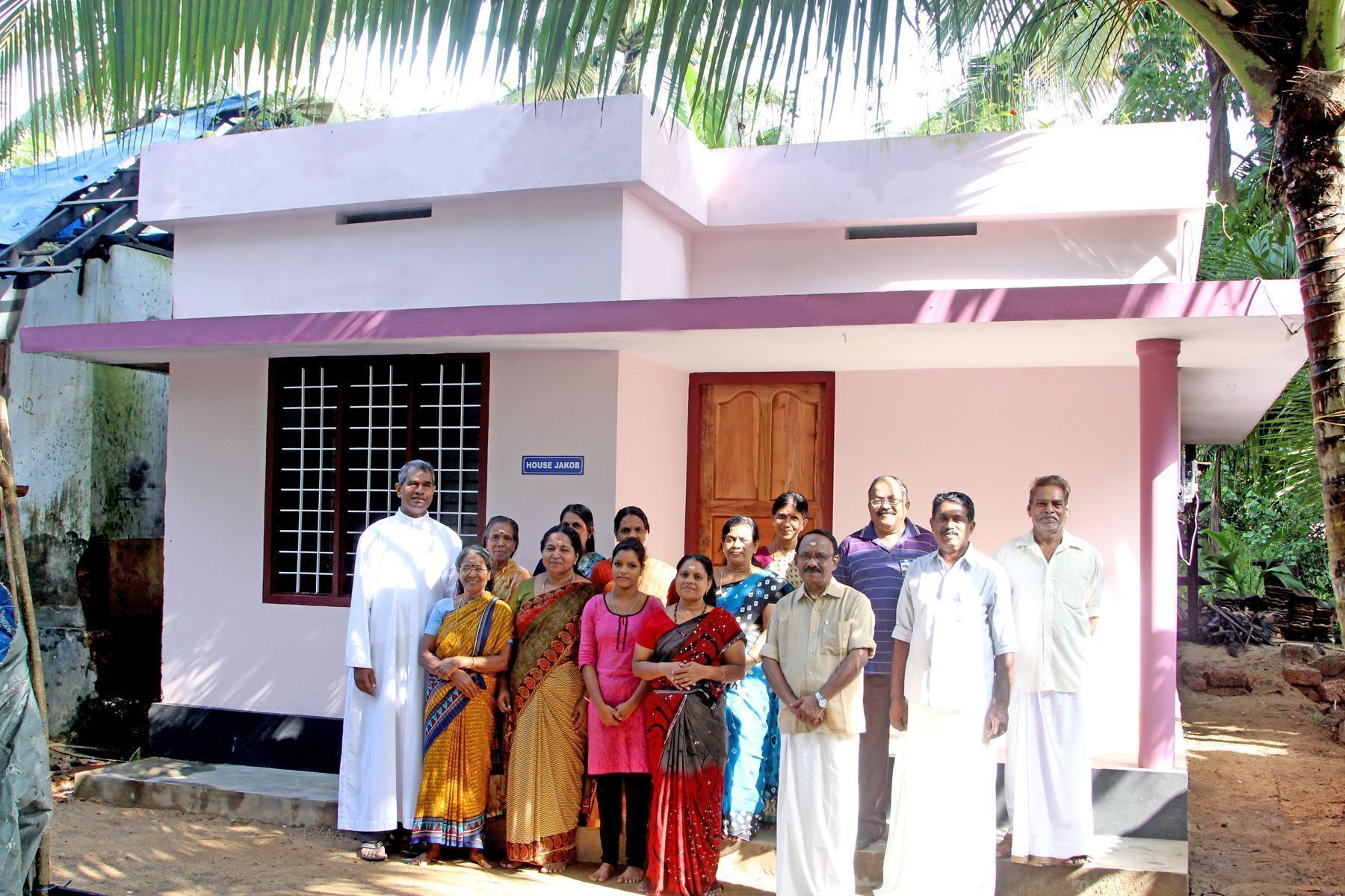 Die Freude der neuen Hausbesitzer zeigt, wie unmittelbar die Hilfe ankommt.