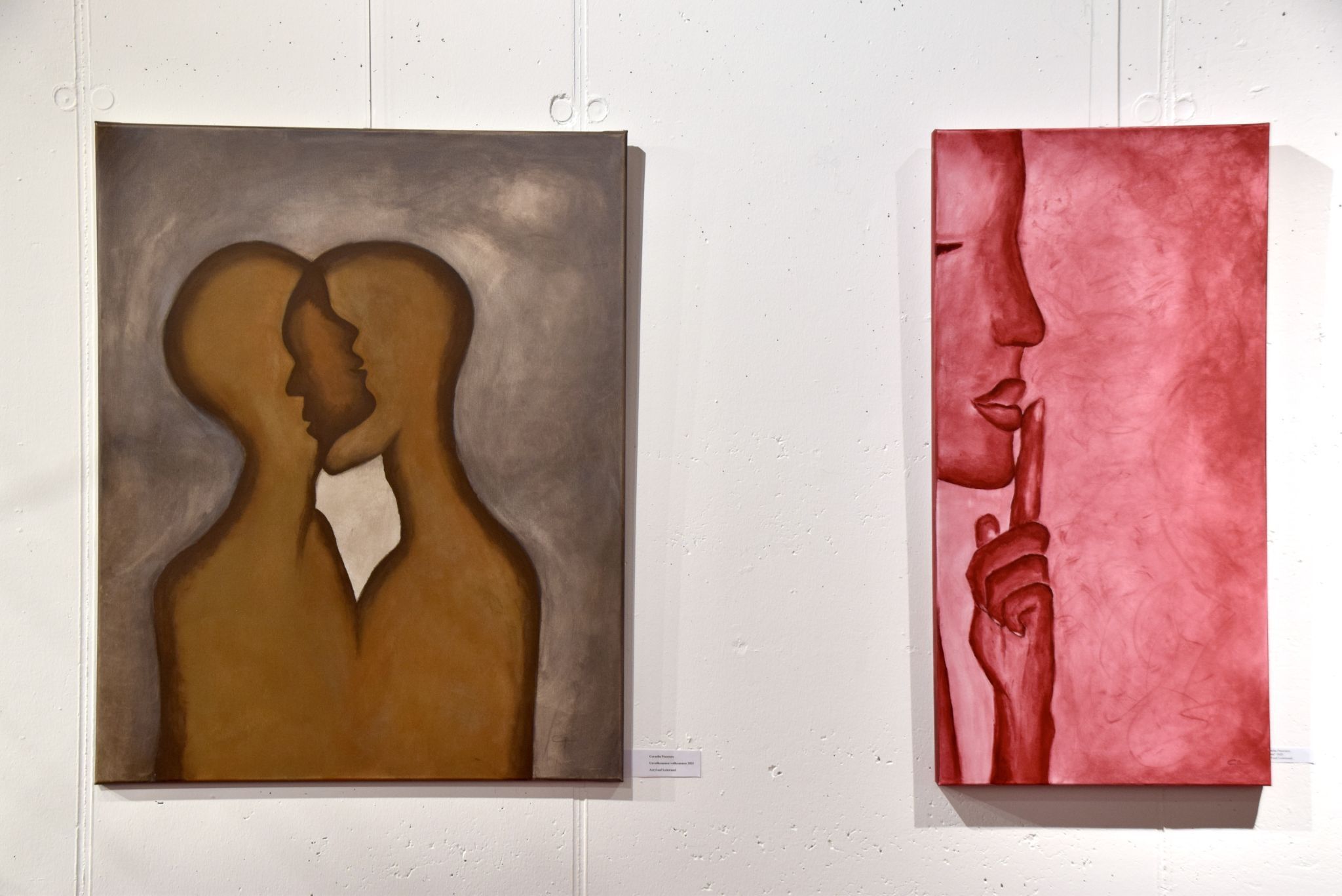 Cornelia Pecoraro, „Unvollkommen vollkommen“ (l.) und „psssst“ (beide 2025 - Acryl auf Leinwand).
