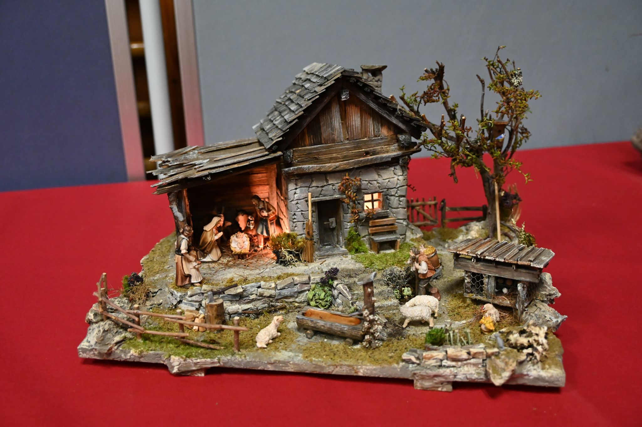 Mit Liebe zum Detail bauten die Kursteilnehmer die Krippen.