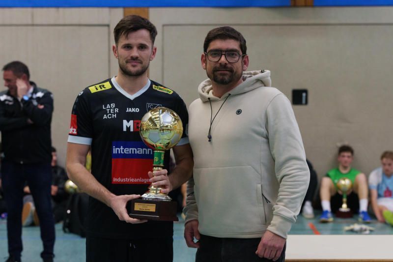 Bester Spieler vom Vorjahr: Danijel Gasovic mit Russmedia-Prokurist Patrick Fleisch.