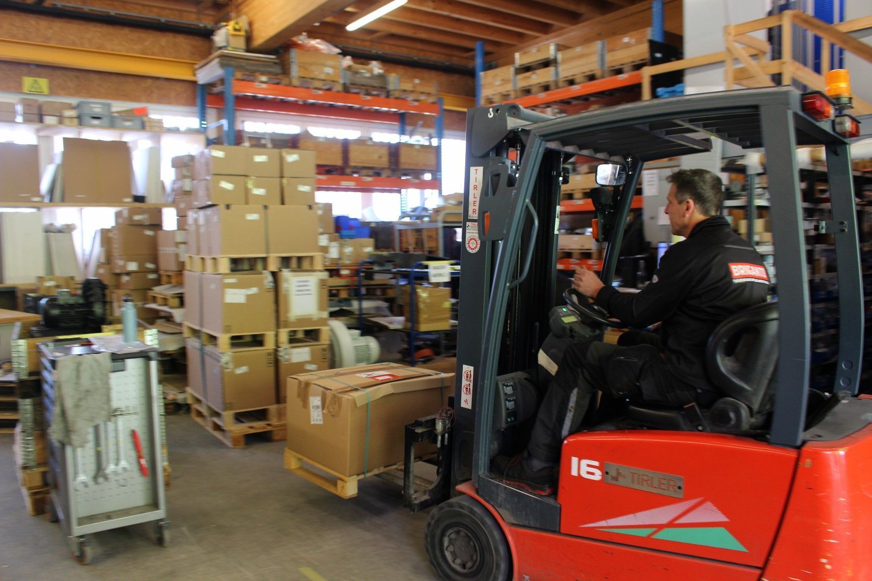 Holzbau und Spezialmaschinenbau nebeneinander auf engstem Raum - Noch muss Briganto als Mieter in Werkhallen von Holzbaubetrieben eine logistische Herausforderung meistern - die eigene Betriebsstätte wird dieses Problem lösen.