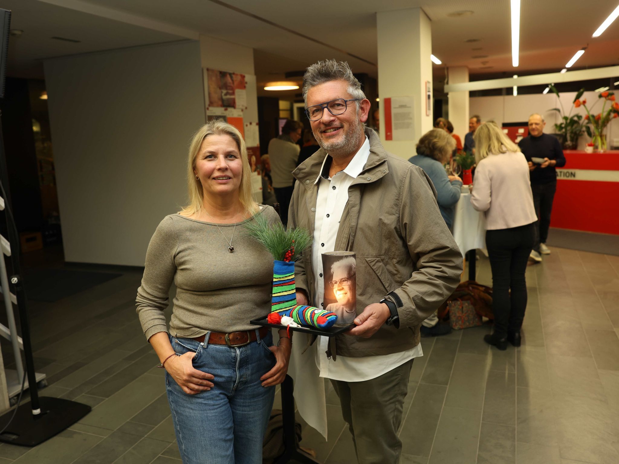 Monika Dlapa und Renè Gmeiner mit einem der zur Dekoration verwendeten