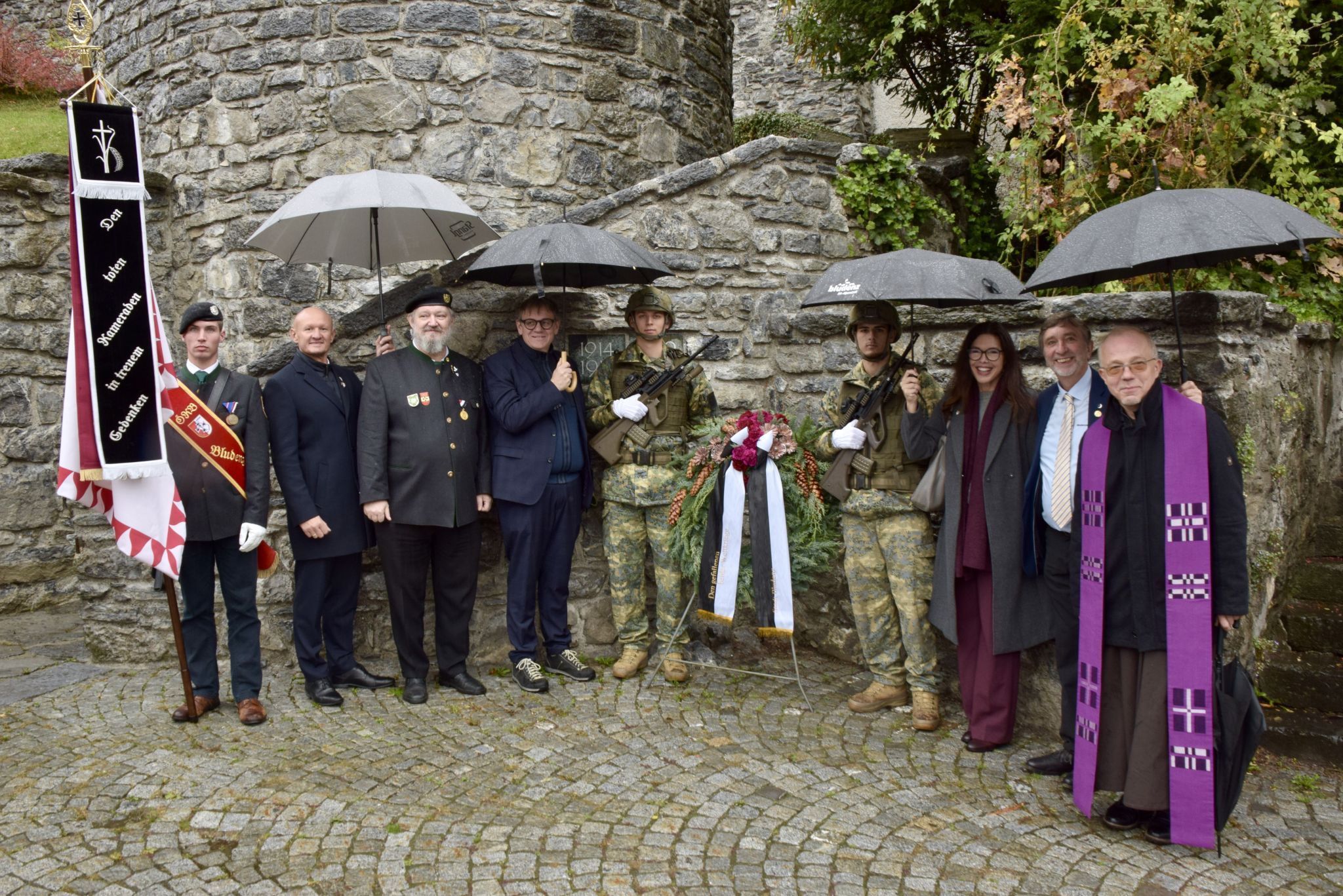 Die Geistlichkeit (r.), politische und Vereinsvertreter sowie Rekruten des Bundesheeres am Allerseelentag unterhalb des Bludenzer Kriegerdenkmales - neben dem Oberen Tor.