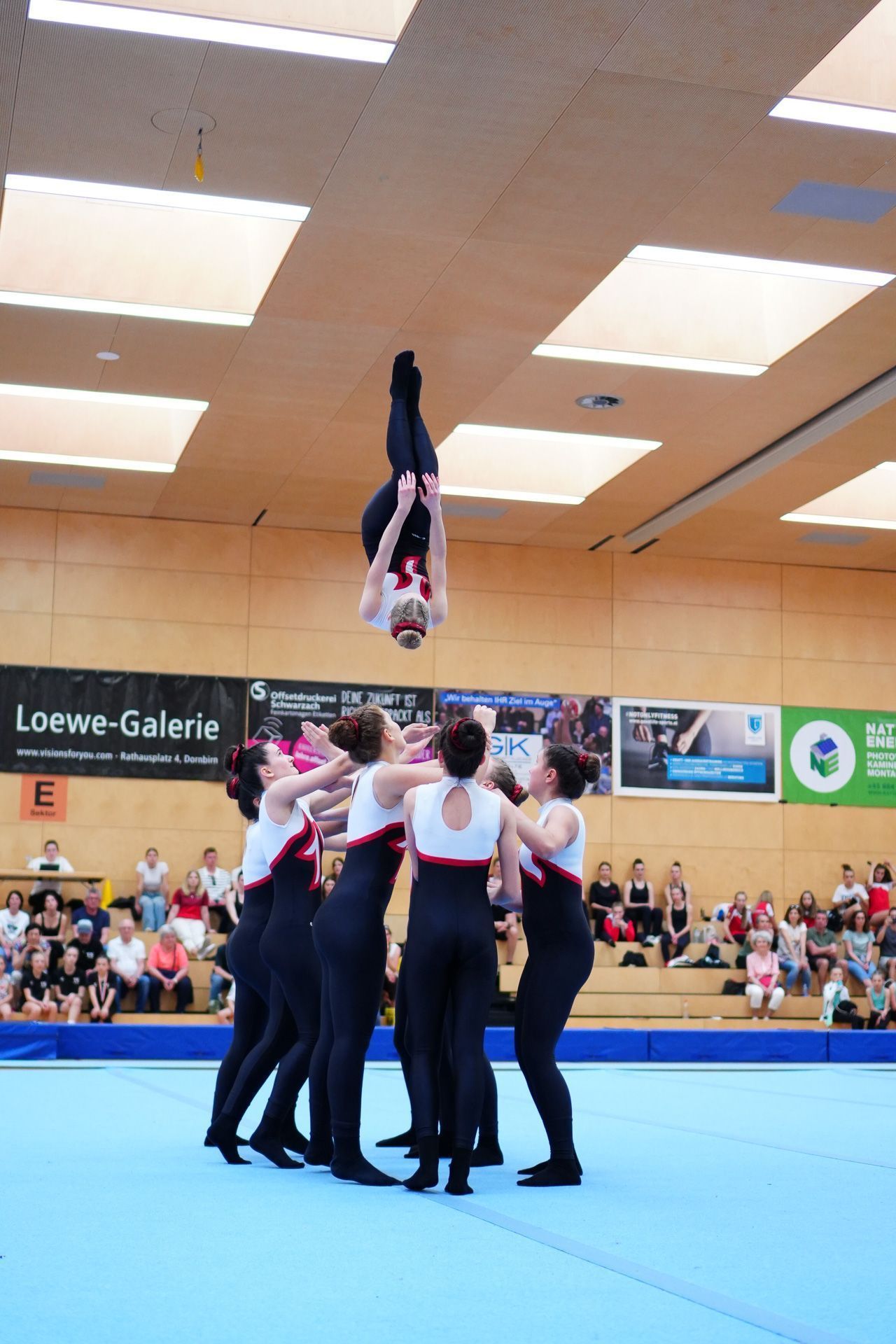 Energiegeladene Sprünge sind am Samstag im Gymnasium bei der Staatsmeisterschaft im Team-Turnen zu sehen. (Turnerschaft Lustenau)