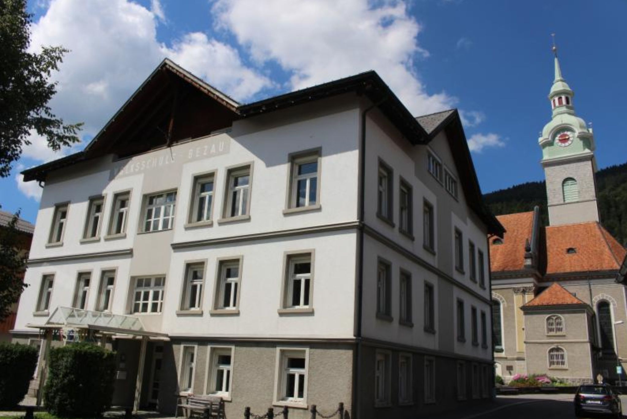 Mit Schulschluss stand die alte Volksschule zur Disposition und die nun in der Gemeindevertretung beschlossene Nachnutzung sieht neben der Gemeindeverwaltung auch Café/Bistro, Arztpraxis und Räume für den Krankenpflegeverein vor.