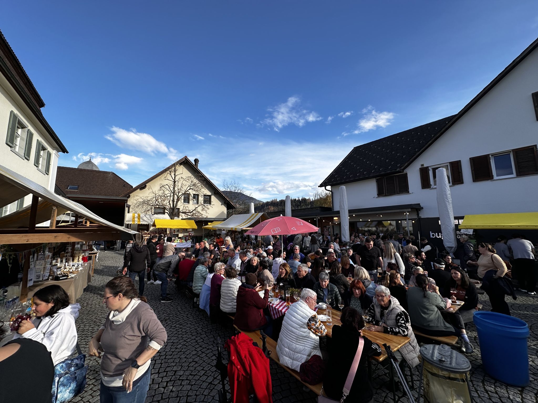 Zahlreiche Besucherinnen und Besucher genossen die freundliche Atmosphäre auf dem goma-Markt