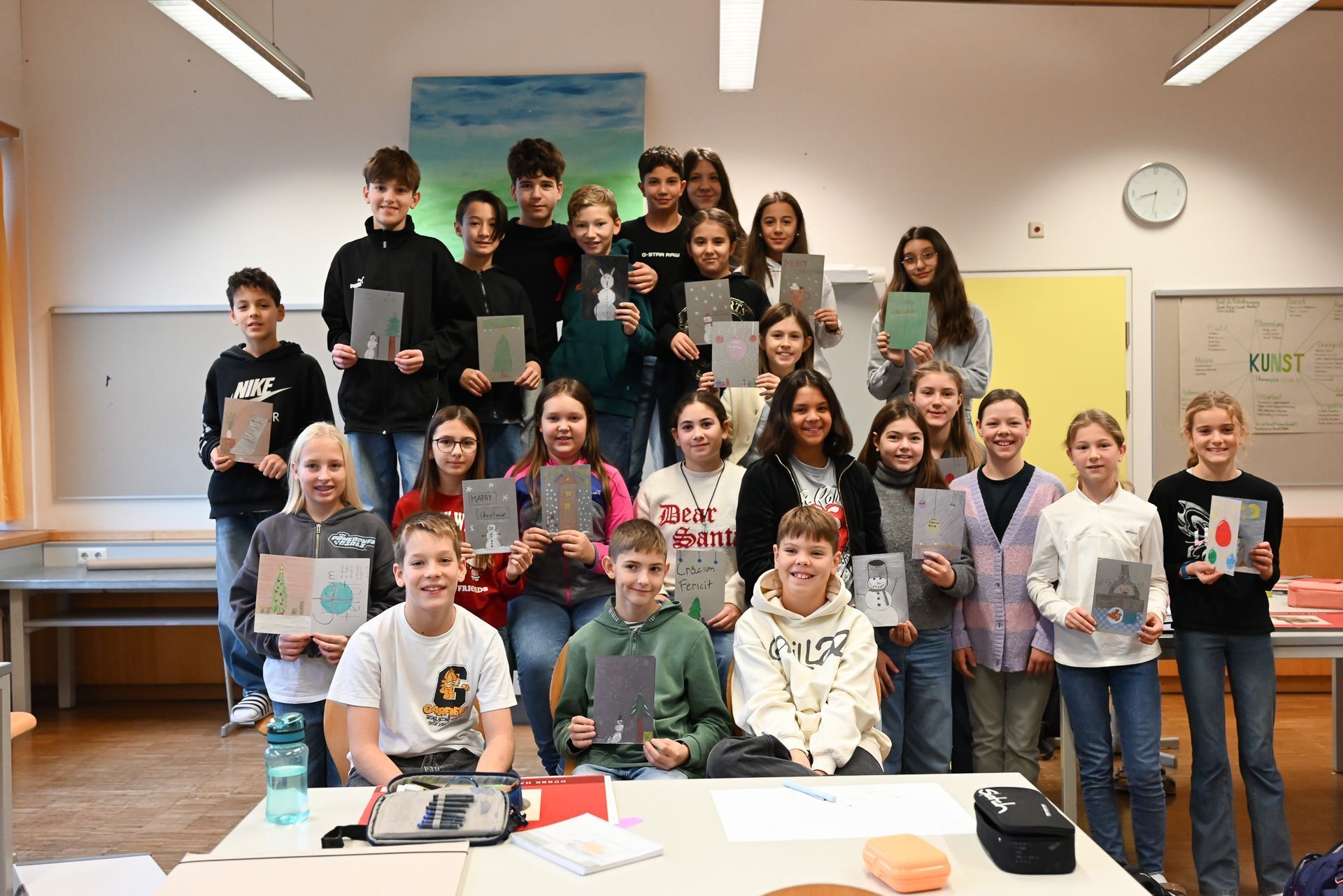 Die 2B-Klasse freut sich, dass sie dieses Jahr wieder die Senioren in Rumänien beschenken darf.