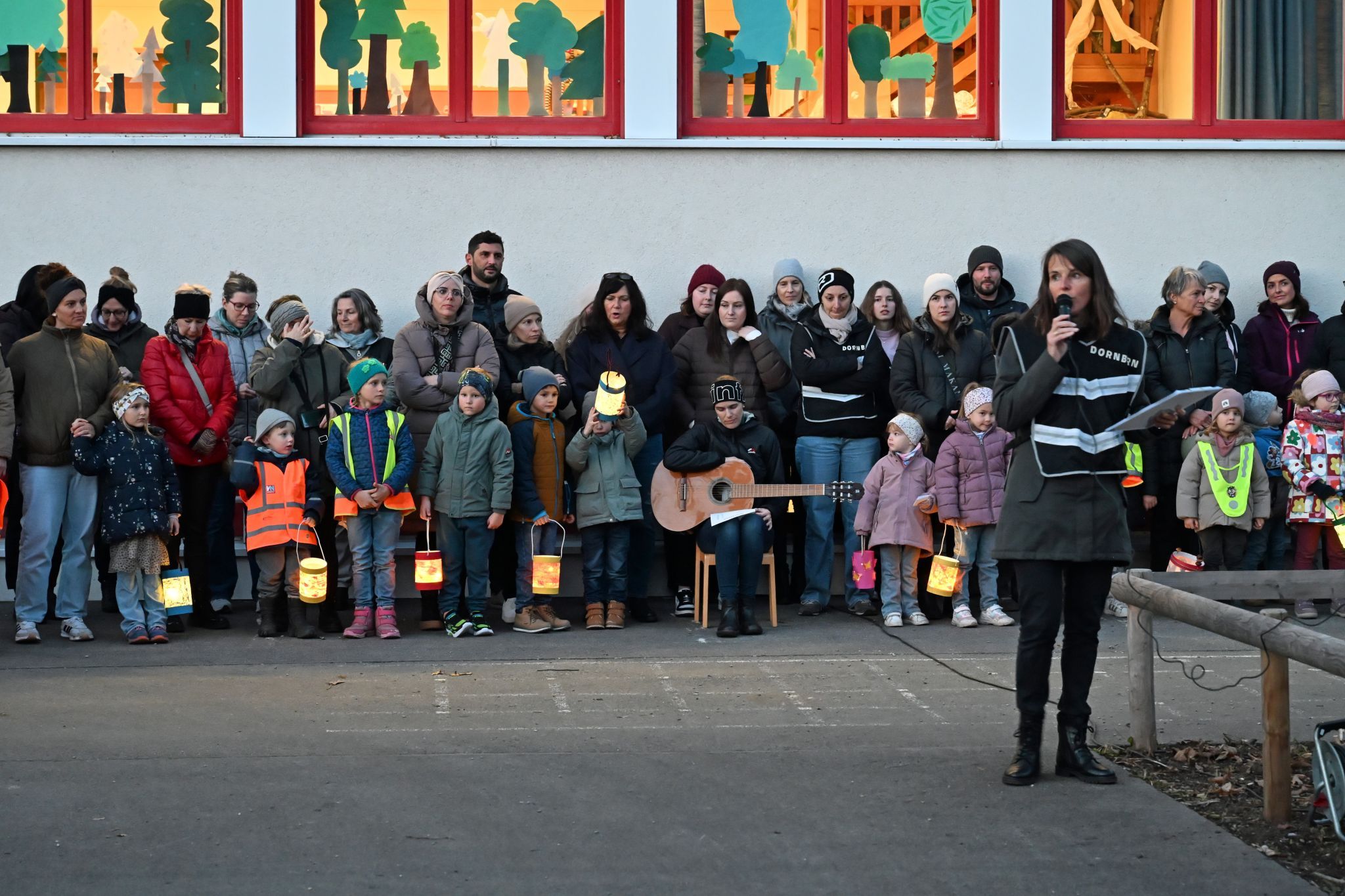 Kindergartenleiterin Dolores Rauch begrüßte die Kinder und ihre Familien im Schulhof der Volksschule.