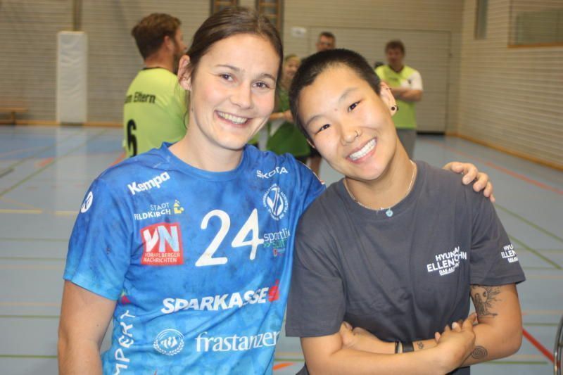 Leonie Hartl mit einer Schülerin vom Schulheim Mäder. 