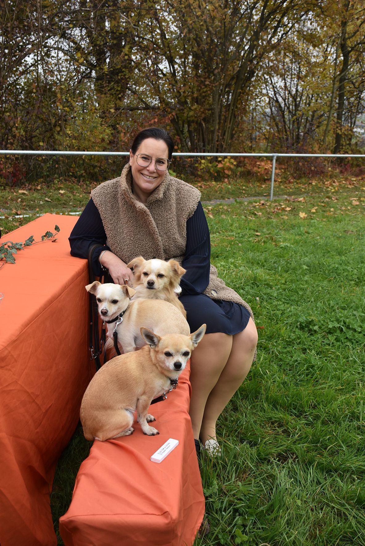 GR und Vizeobfrau f. Wirtschaft und Tourismus Petra Böck mit ihren drei Fellnasen