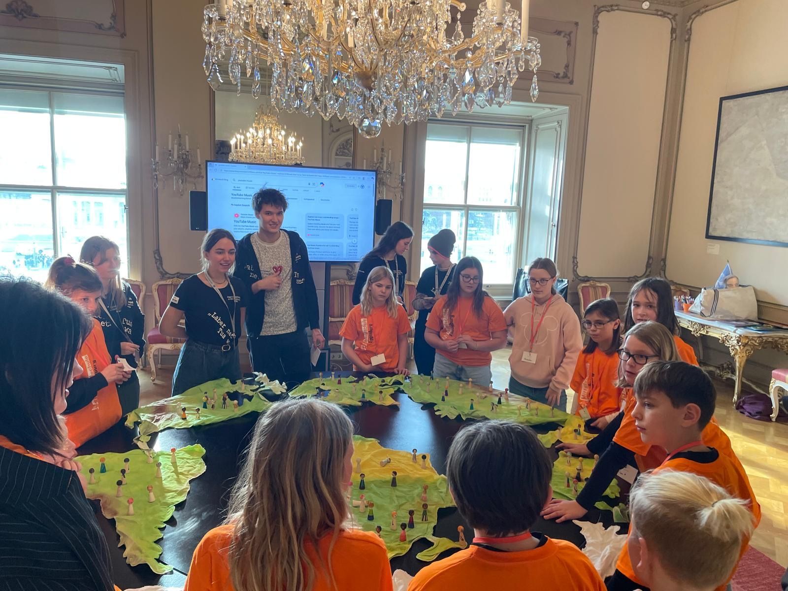 Kreatives Mitmachen: Kinder setzen sich spielerisch mit den 54 Artikeln auseinander.