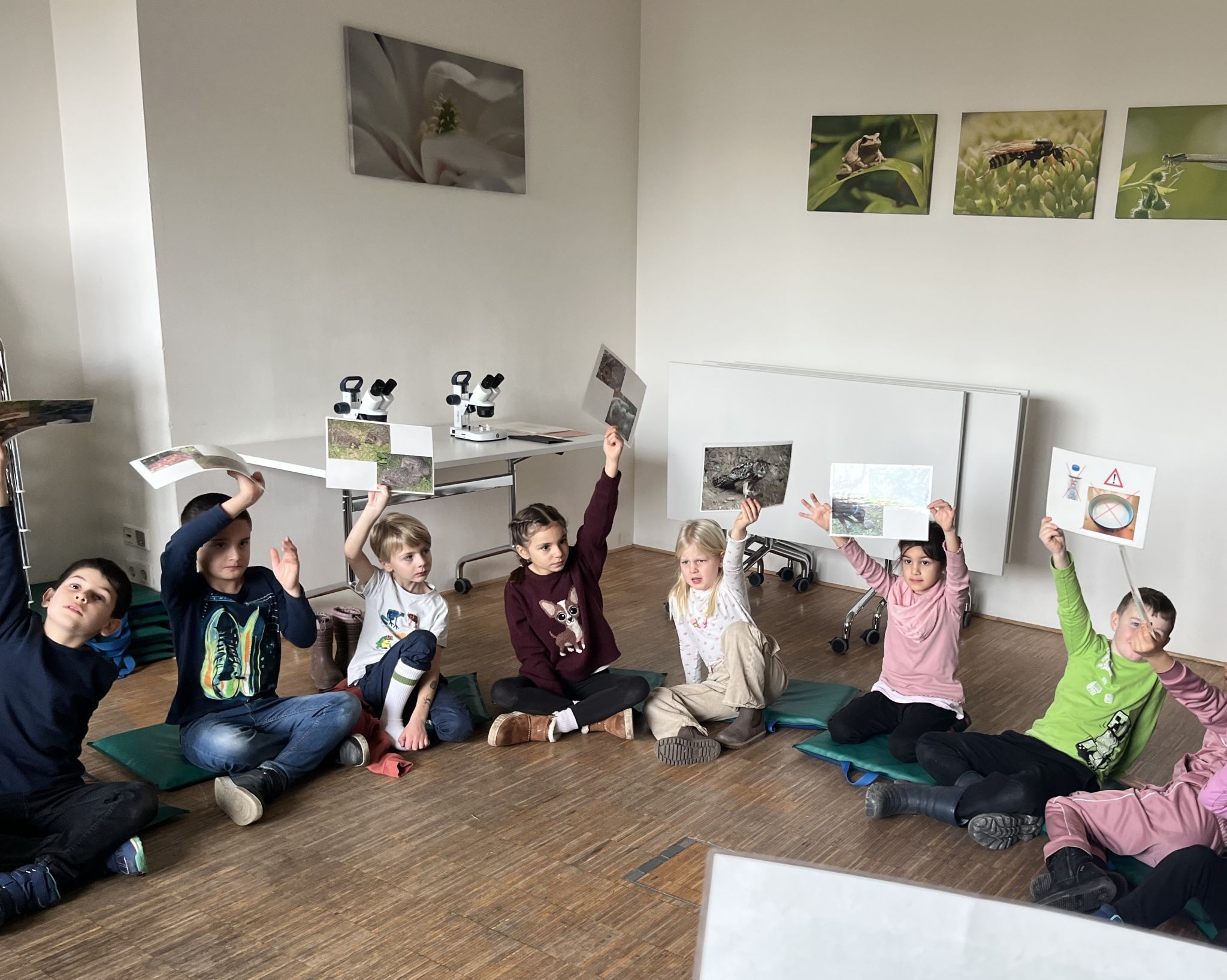 Im Kreis versammelt lernt die 2a die Lieblingsspeisen des Igels kennen.