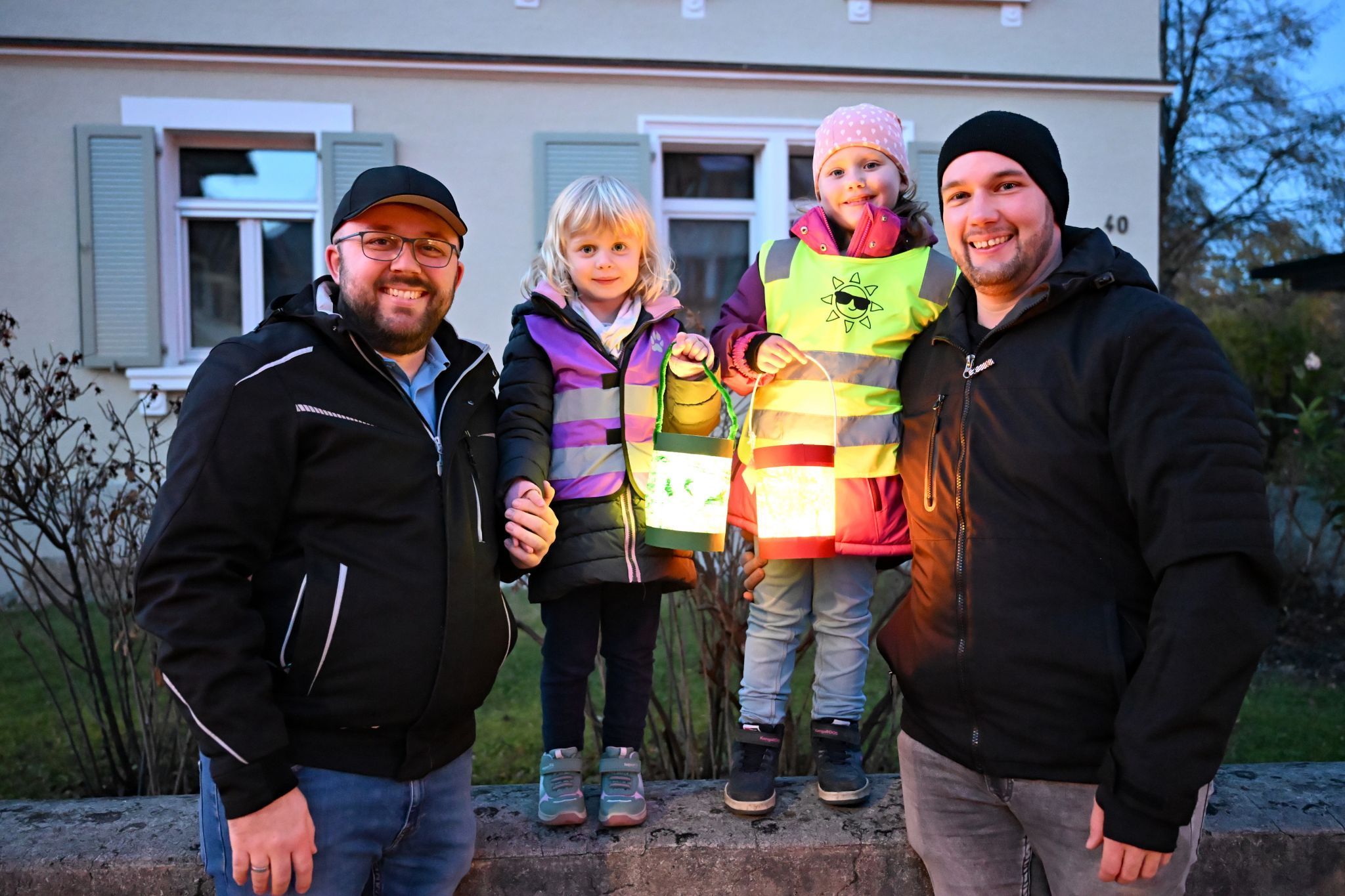 Gemeinsam für einen guten Zweck: Auch die Familien begleiteten den Laternenumzug durch das Hatlerdorf.