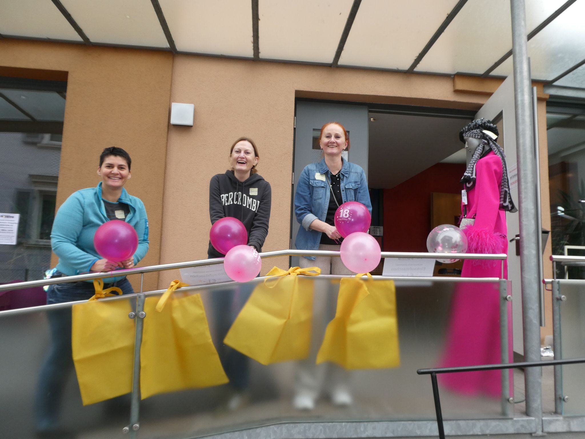 Leonie Fitz, Sabrina Schwarz, Sandra Valandro beim Dekorieren