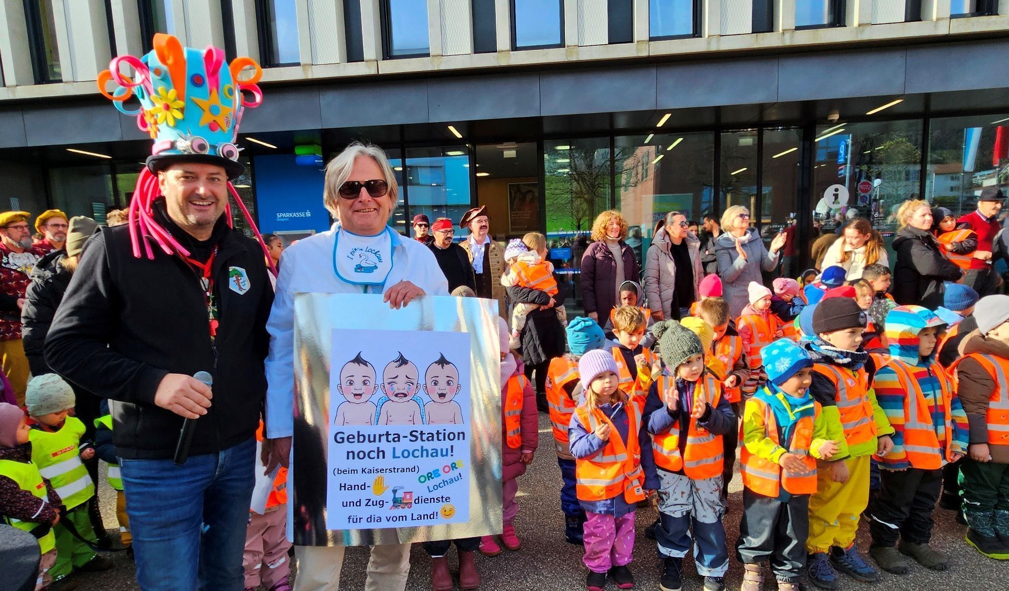 Bürgermeister Frank Matt bedankte sich beim engagierten Lochauer Faschingsgremium mit Präsident Stefan Pienz als bewährte Organisatoren des „Lochauer Kinderfasching 2026“ für ihren Einsatz.