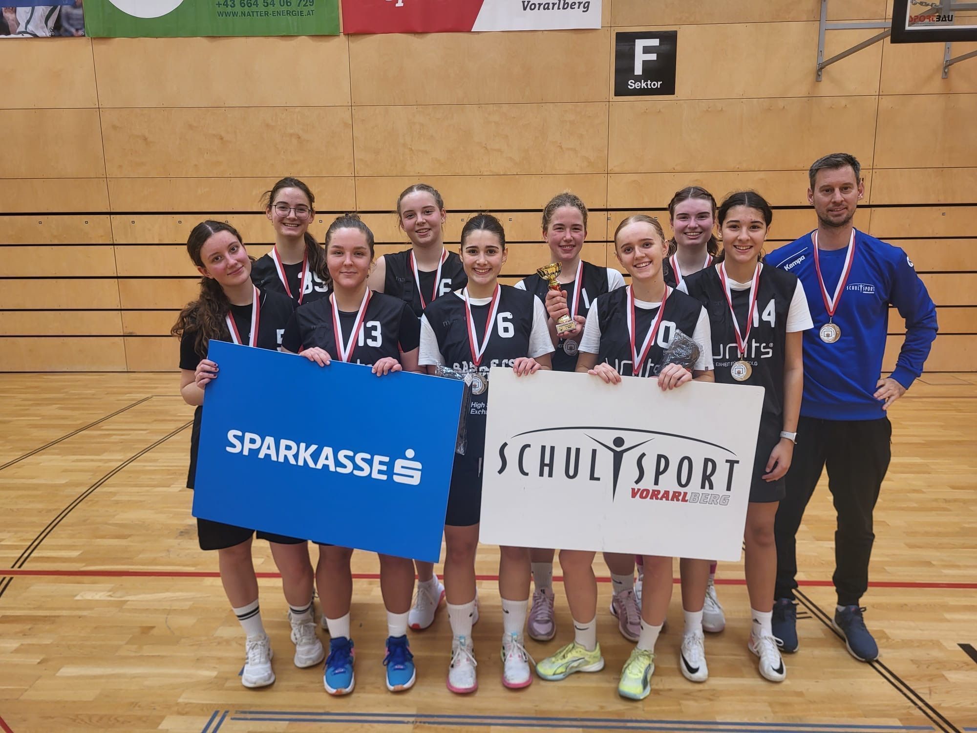 Das BG Feldkirch Schillerstraße mit Betreuer Andreas Khüny, die sich die Silbermedaille sicherten.