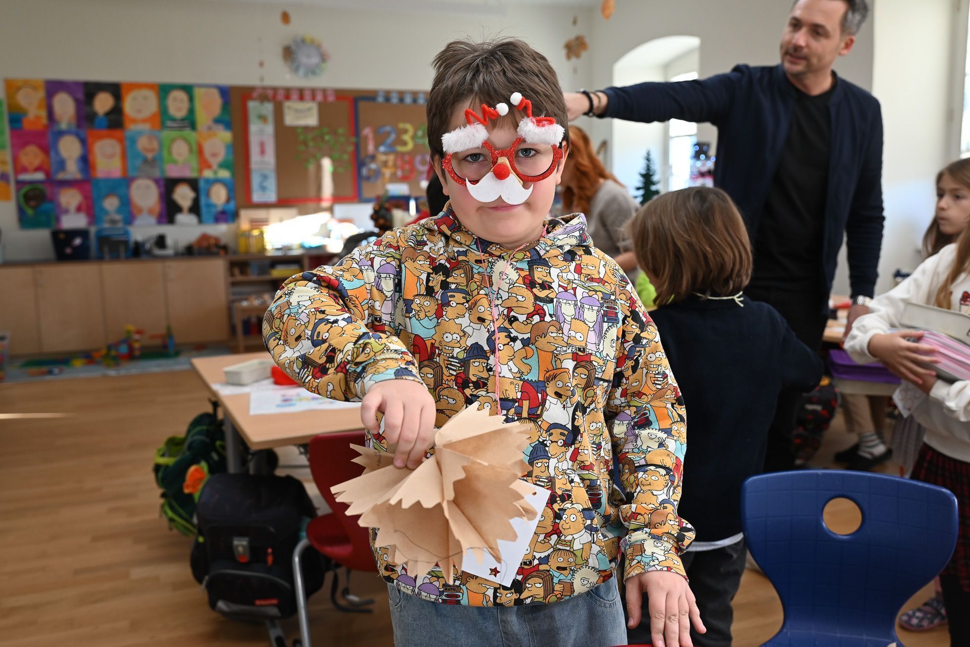 Lennox hat einen Kaffeefilter-Stern gebastelt.