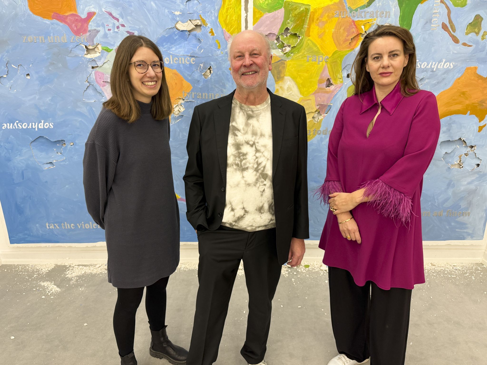 Sarah Kirsch mit den Künstlern Manfred Egender und Eva Kees bei der Eröffnung