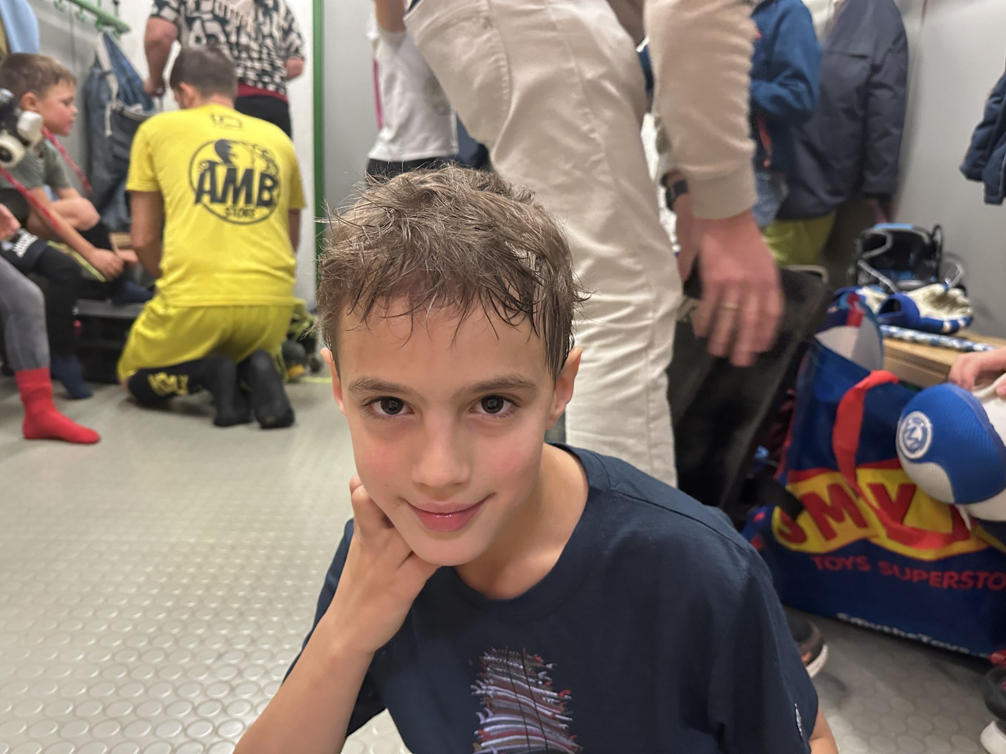 4) Maximilian, 8 Jahre: Das Training gefällt mir total gut, ich freue mich schon die ganze Woche auf den Samstagvormittag. Am besten gefällt mir das Match, das wir am Ende des Trainings machen.