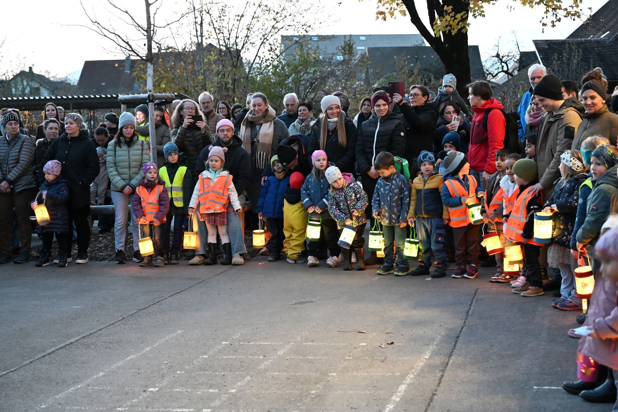 Im Schulhof bildeten die Kinder mit ihren Laternen einen Kreis und sangen ein Martinslied.