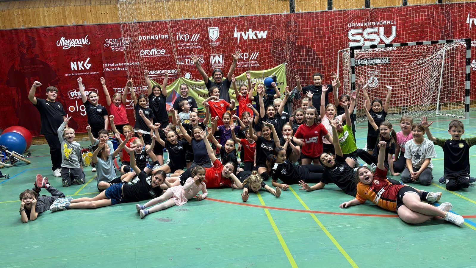 Die U10-Handballerinnen des SSV Dornbirn Schoren hatten beim „NaNo’s Mitmachzirkus“ großen Spaß und probierten viele Zirkustricks aus.