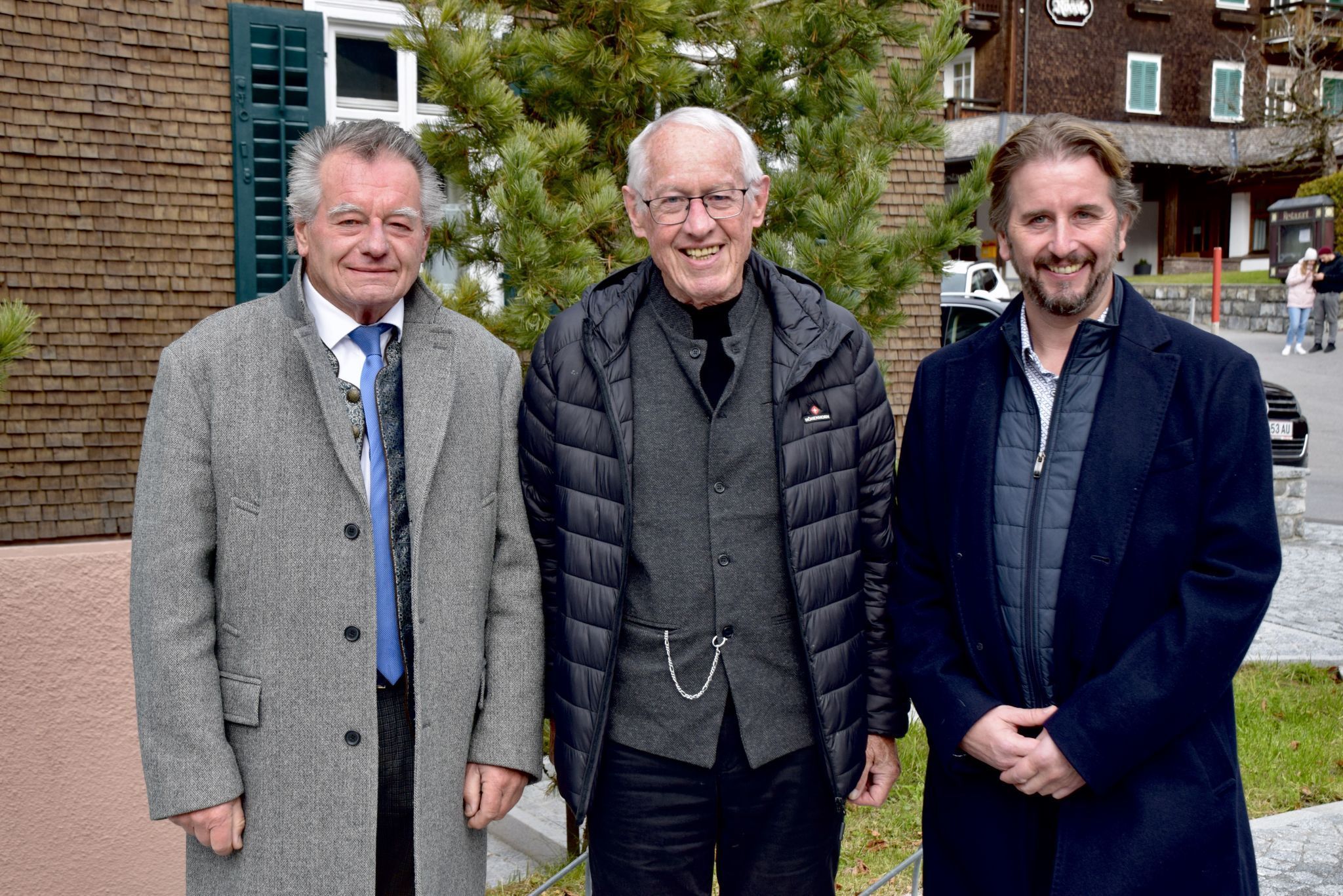 Der ehemalige Bürgermeister der Gemeinde Gaschurn, Heinrich Sandrell, der pensionierte Pfarrer Joe Egle und der amtierende Bürgermeister Daniel Sandrell nach dem Gefallenengedenken.