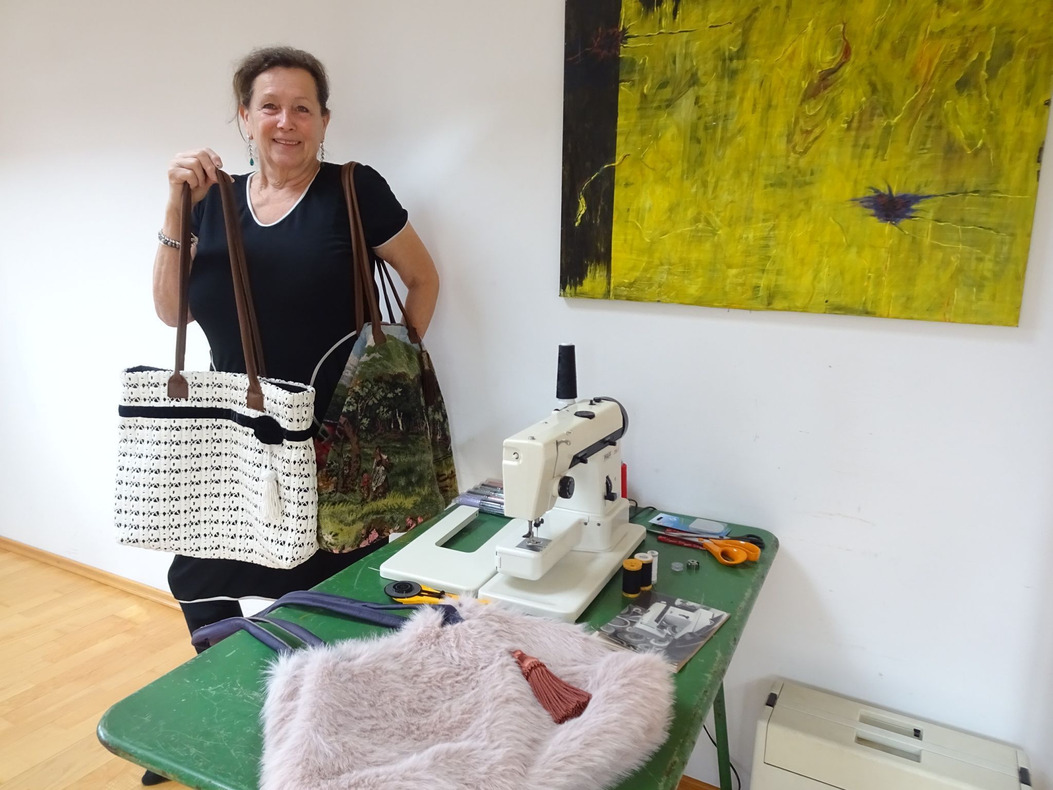 Bei Evelyn Fricker glüht aktuell die Nähmaschine - sie hat wieder besondere Textilunikate gemacht.