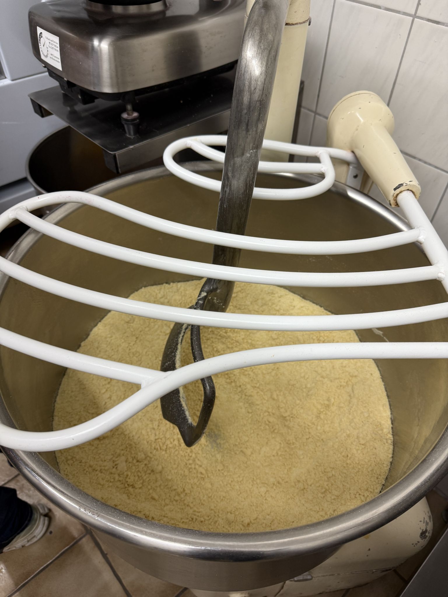Der Pasta Teig wird in einer eigenen Maschine angerührt
