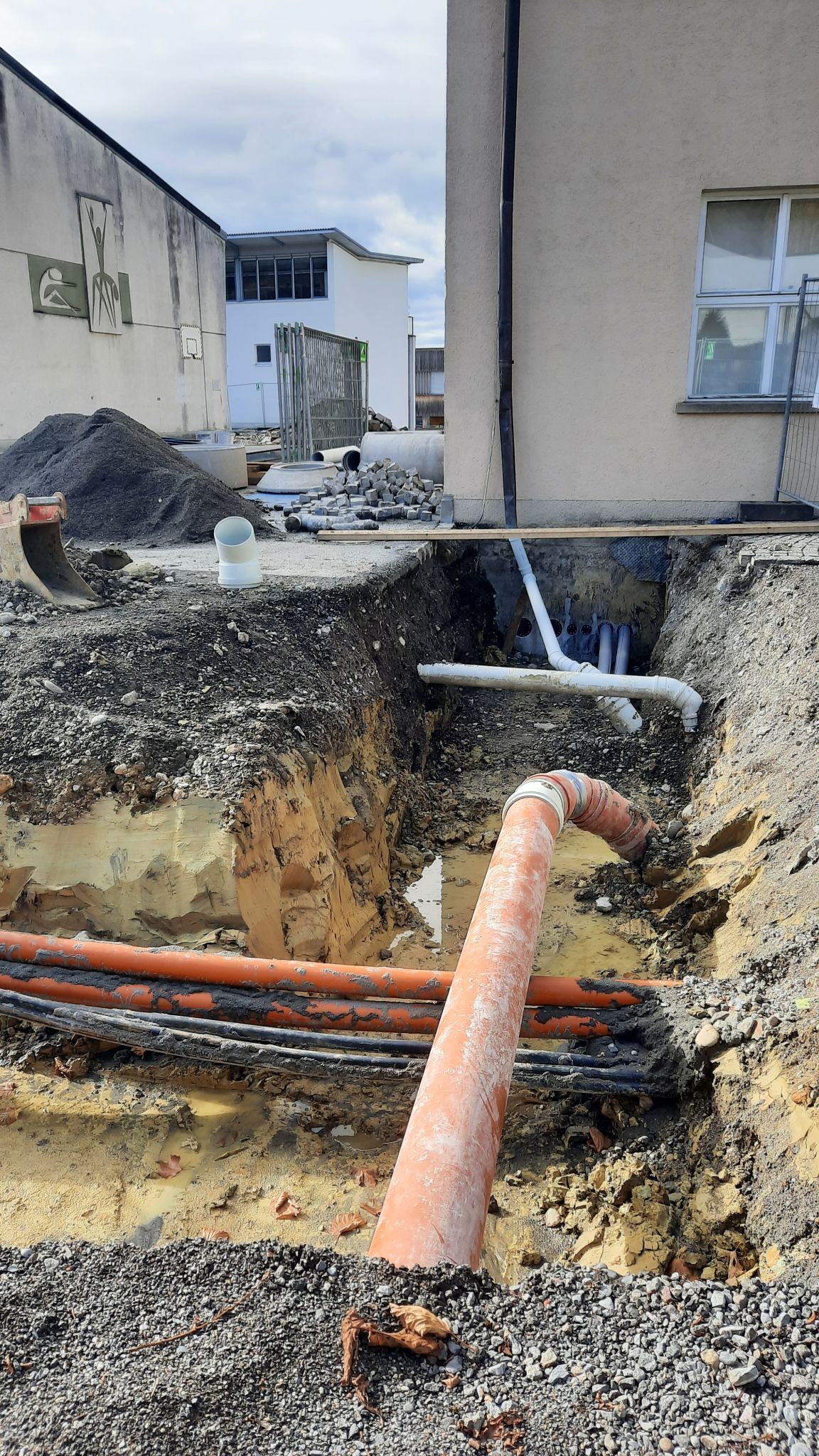 Umfangreiche Leitungsumlegungen im Schulareal in Hörbranz prägen das Bild seit Baubeginn