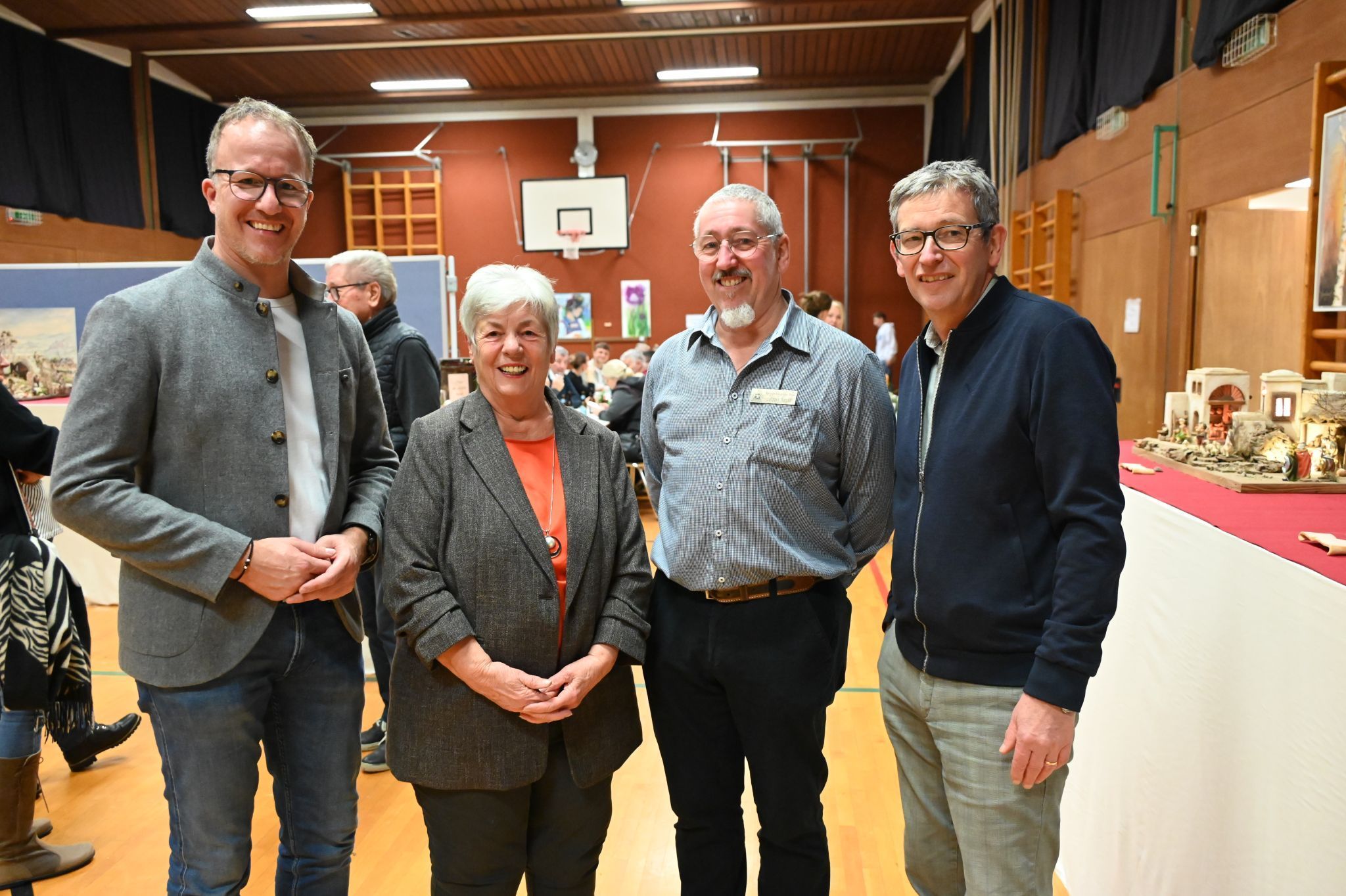 Landesrat Christian Gantner, Mundartdichterin Rosina Burtscher, Obmann Harald Zipper und Bürgermeister Hans Peter Pfanner.