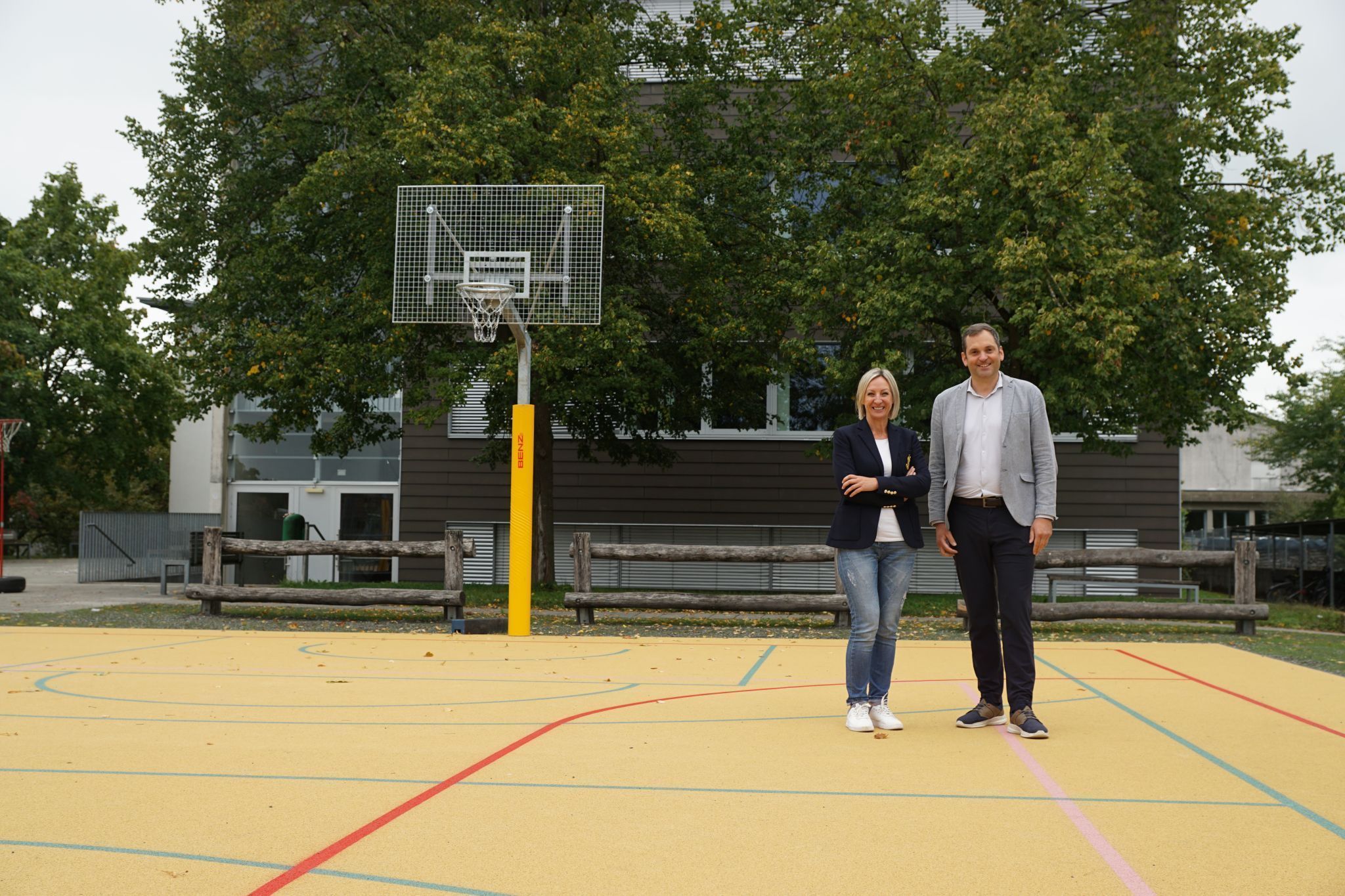 Neuer Hartplatz: Direktorin Gabi Fink (Mittelschule Hörbranz und Bürgermeister Andreas Kresser beim Lokalaugenschein Mitte September.