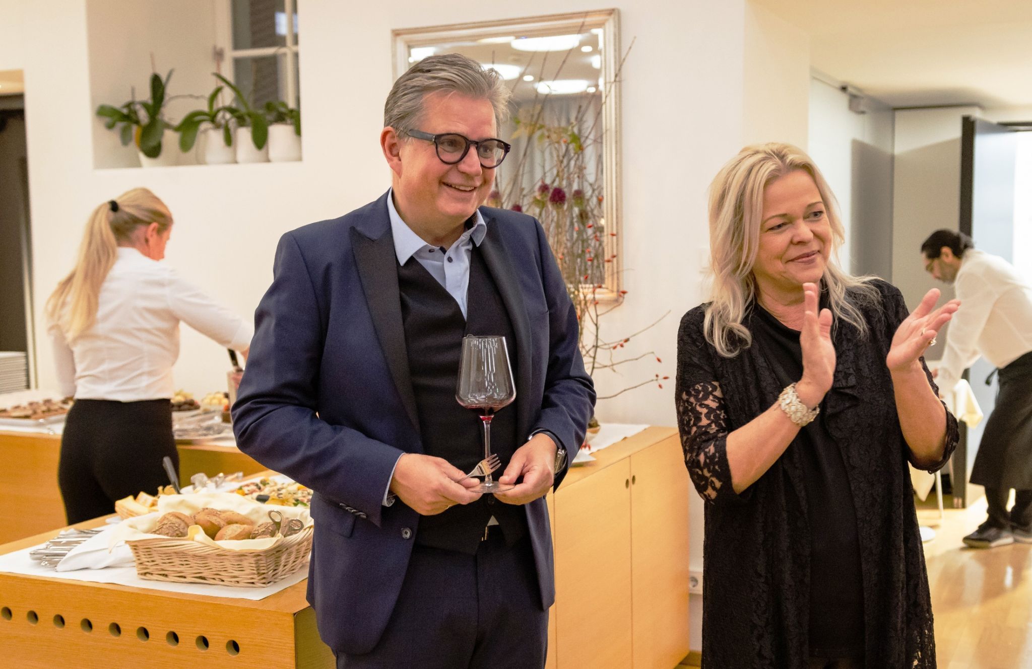 Das Business- und Seminarhotel Schloss Hofen in Lochau hat zu einem kulinarischen Genussabend eingeladen: Peter Vogler (Geschäftsführer Schloss Hofen) und Monika Matt-Egger (Leiterin Seminar- und Businesshotel) konnten zahlreiche Gäste begrüßen.