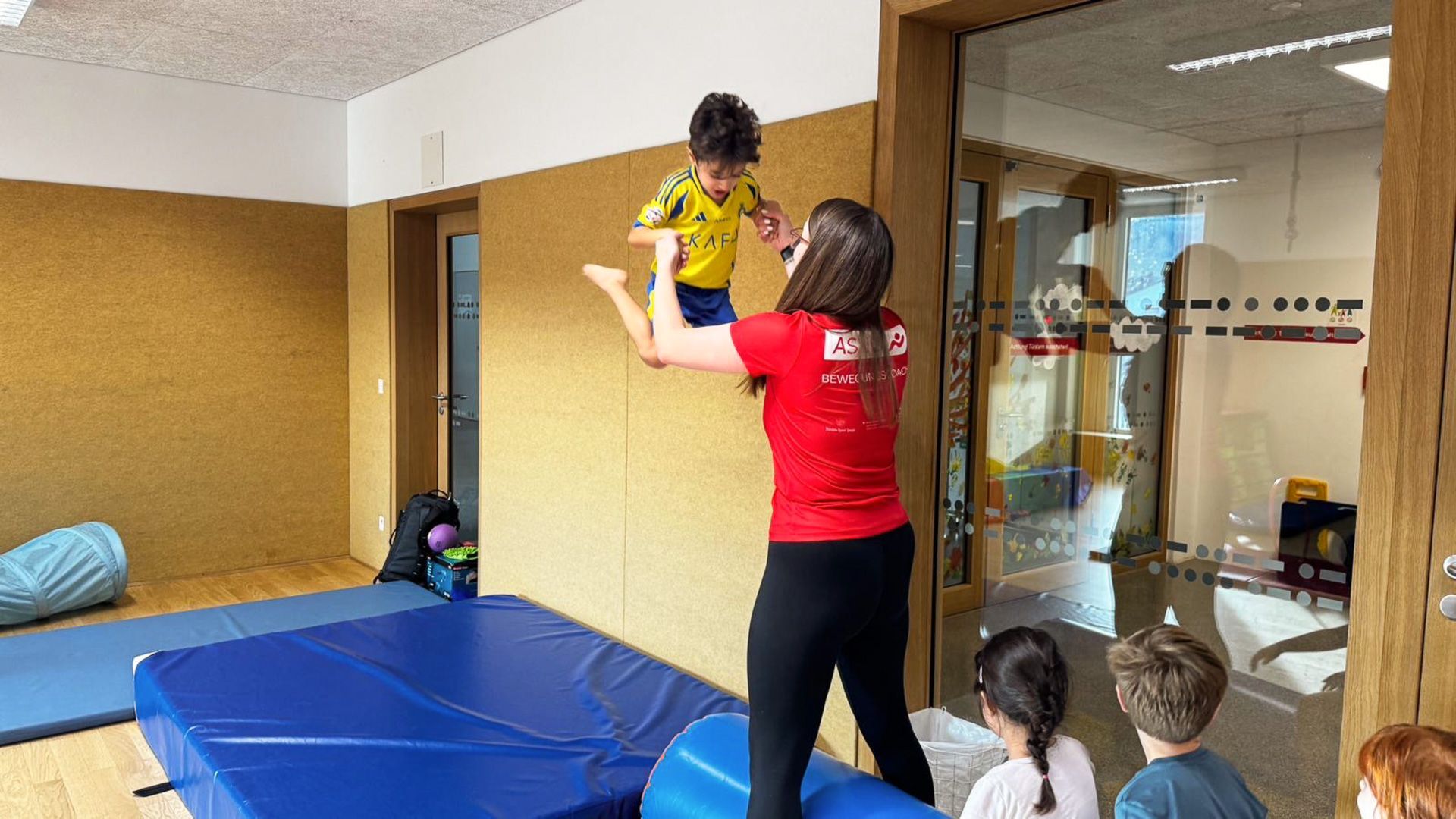 Am Vormittag besucht sie Kindergärten und Volksschulen und bringt Bewegung in den Alltag der Kids. (Quelle: privat)