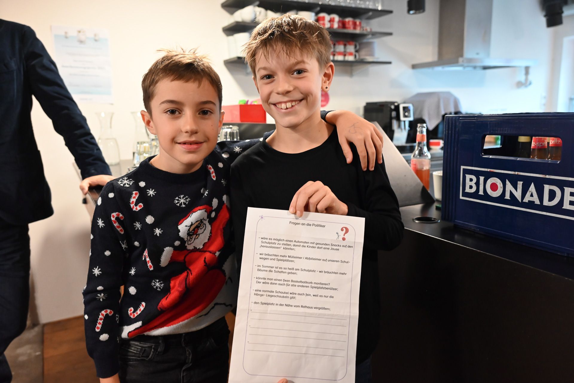 Laurent Mandjik und Orlando Sillaber würden sogar einen Stundenlauf organisieren, um schattenspendende Bäume für ihren Schulhof zu erhalten.