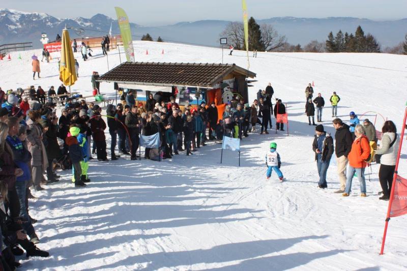 Die Familien stehen im Vordergrund in Furx.